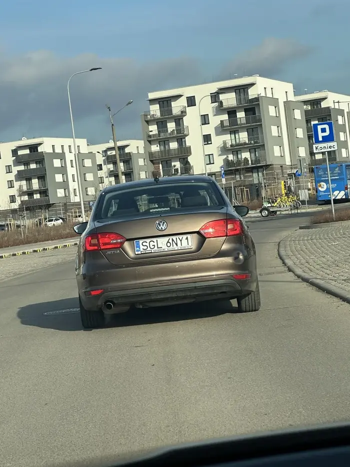 Kierowca przez dłuższą chwilę jechał poniżej 30 na godzinę na 50, hamował w losowych momentach, nie polecam kierowcy