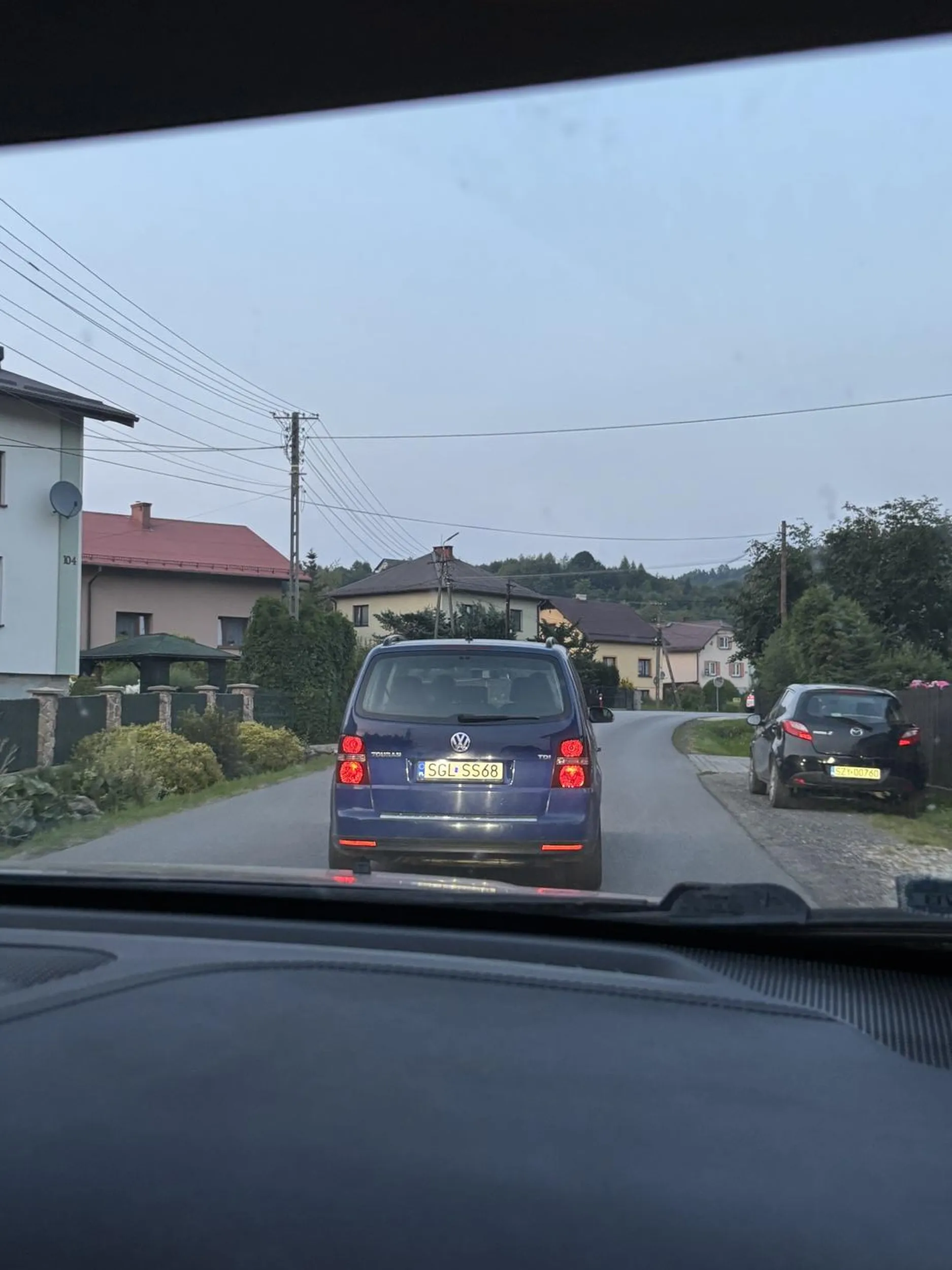 Gościu jedzie 15kmh na pustej drodze a przy próbie wyprzedzenia ten kutas zajeżdża drogę, nie pozdrawiam.