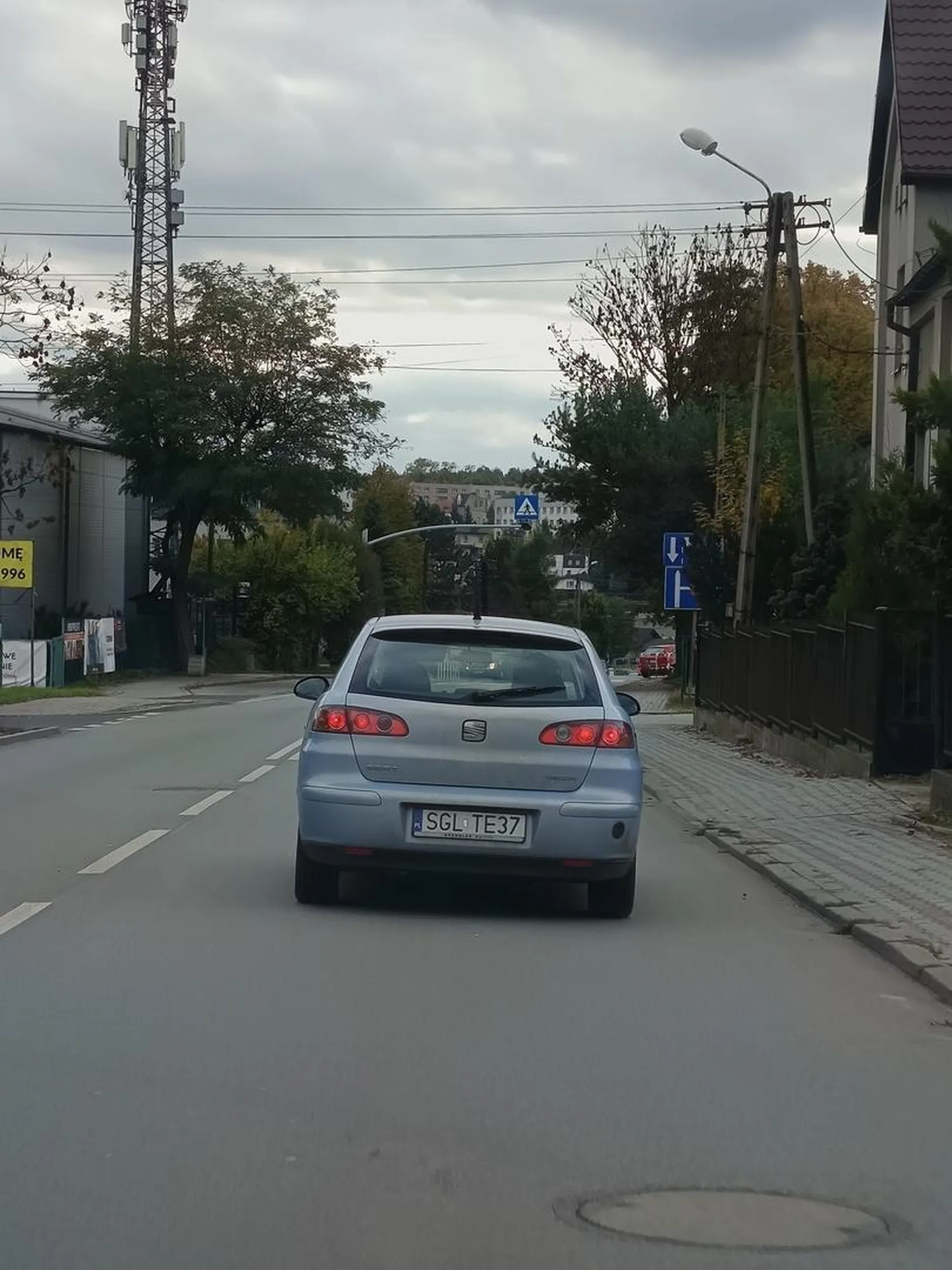 Agresywna, wulgarna kobieta. Parkuje samochód przy przejściu dla pieszych, następnie wyjeżdża z pobocza bez rozejrzenia się wymuszając pierwszeństwo prawidłowo jadącemu samochodu. Po czym staje w poprzek na jezdni blokując przyjazd i odgraża się. Jedzie od szkoły podstawowej w kierunku poczty w Rybniku-Niedobczycach i próbuje skręcić na nią, w miejscu niedozwolonym do tego, po czym jedzie pod prąd. Co chwilę przyspieszając i zwalniając. Po prostu liczy, że trafi naiwniaka, który zasponsoruje mu nowe auto. Brak słów do takich kobiet za kierownicą.