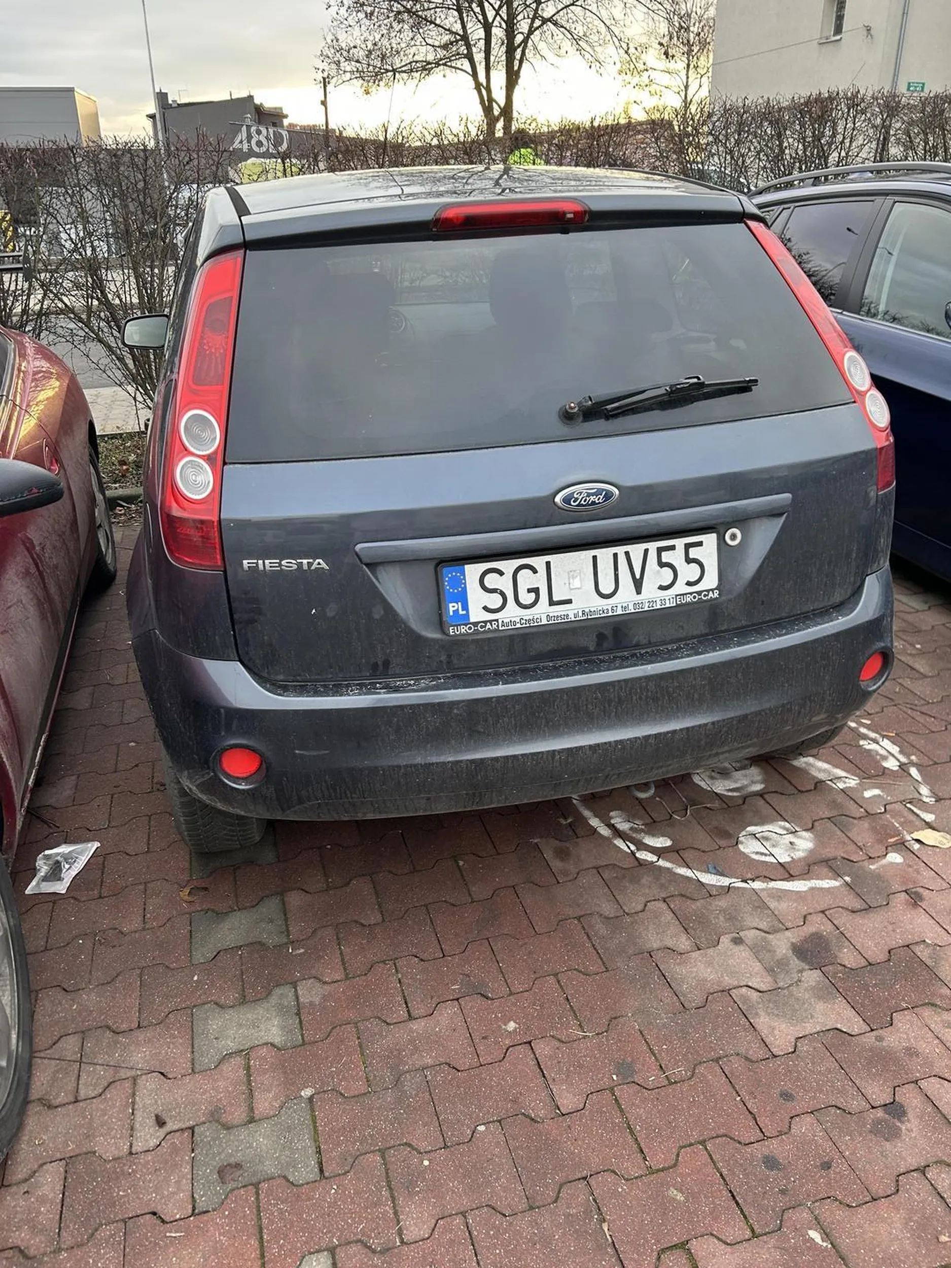 Kobieta nie umiejąca prawidłowo zaparkować swoje auto i wyjeżdżając za linie blokuje wejście do innego samochodu