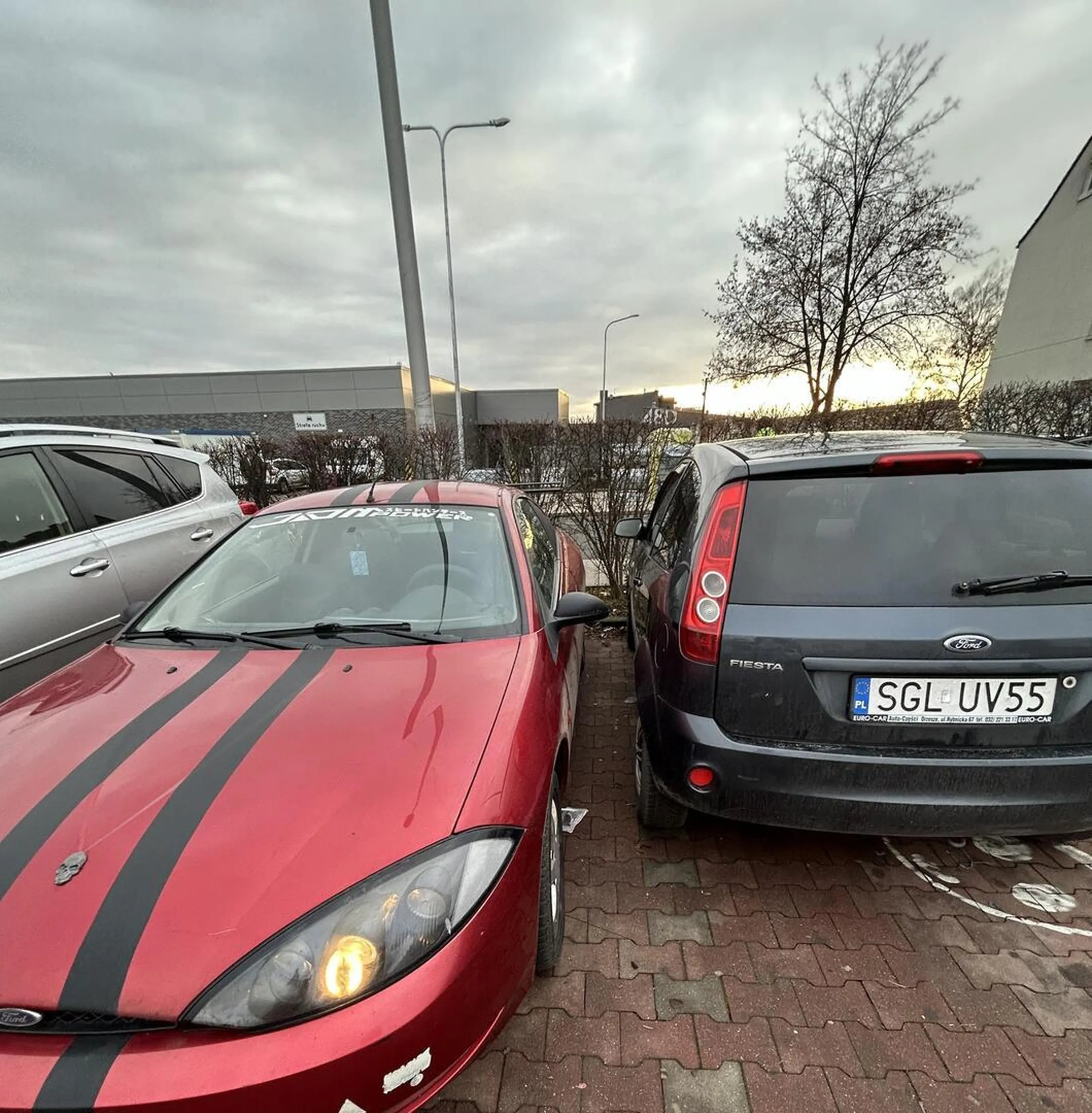 Kobieta nie umiejąca prawidłowo zaparkować swoje auto i wyjeżdżając za linie blokuje wejście do innego samochodu