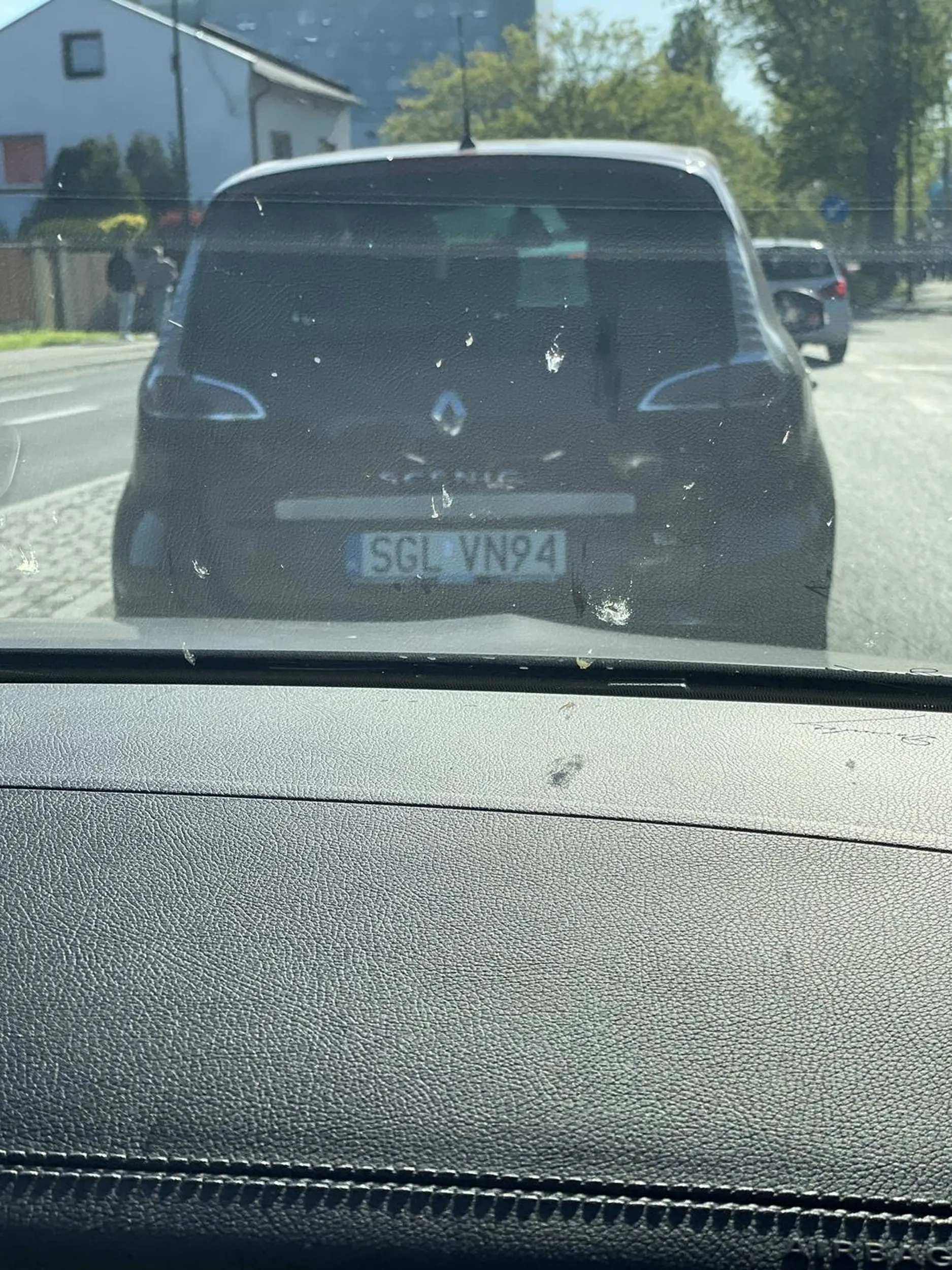 Osioł co zajeżdża drogę