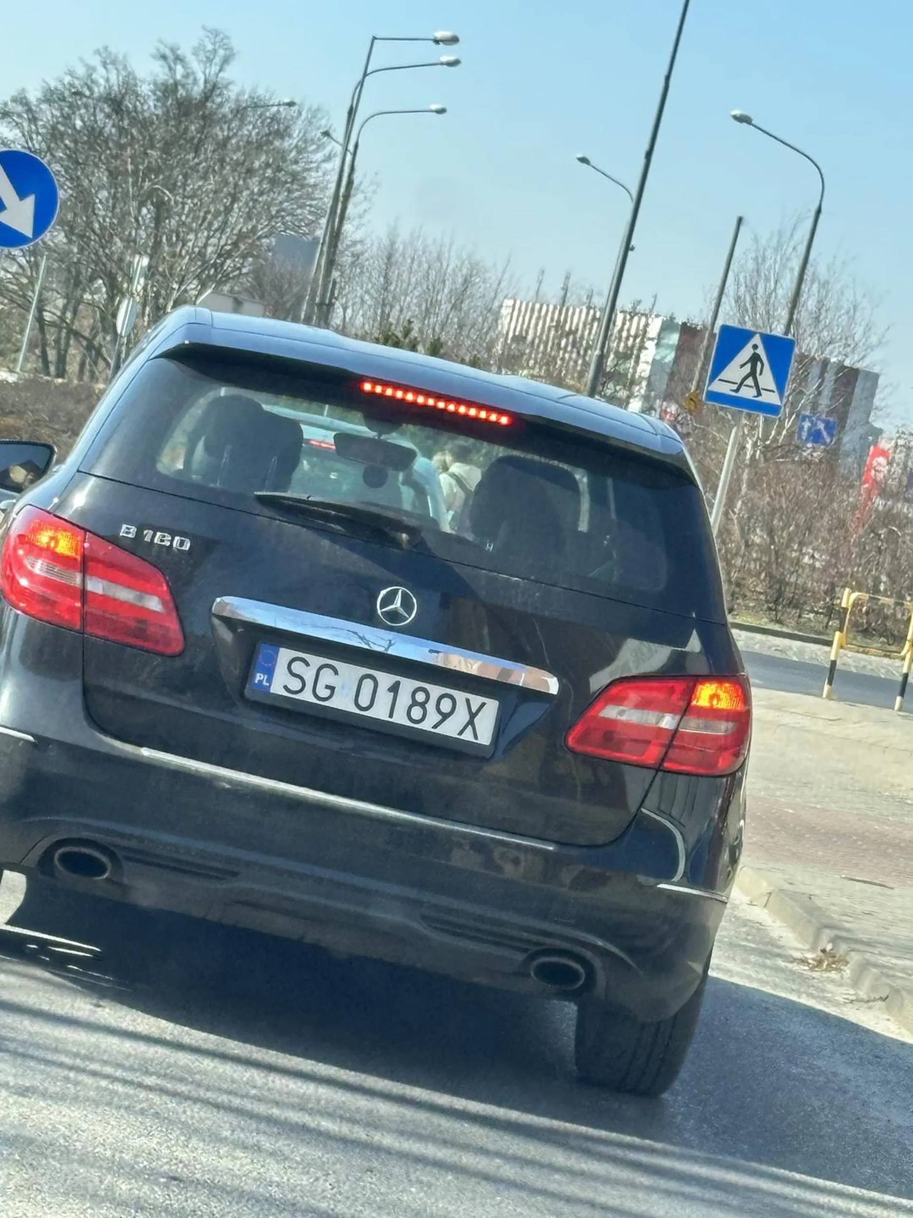 Kierowca tego pojazdu mózgu nie używa, parking w Gliwicach przy Orlenie i PKP, wyjeżdżam *tylem* lewą prawa pusto, no i z naprzeciwka uliczka gdzie kierowca nagle wyjeżdża gdzie jestem już cały na drodze wyjeżdża w lewo i zaczyna na mnie trąbić że w niego prawie uderzyłem xD totalny brak wyobraźni i szacunku