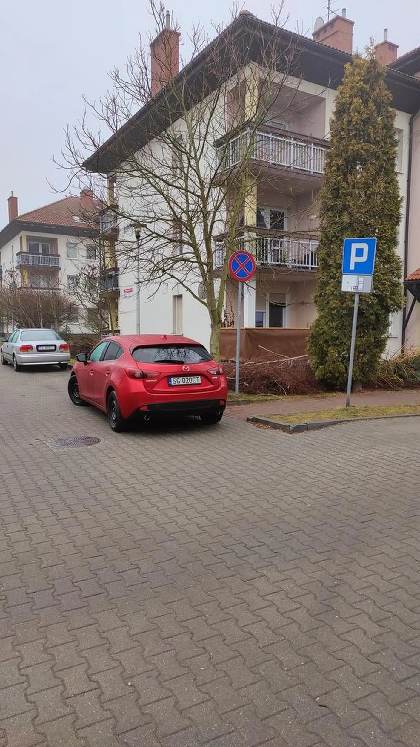 Dziękuję za taki piękny pokaz parkowania w imieniu wszystkich poruszajacych się na wózkach oraz rodziców z dziećmi w wózkach.