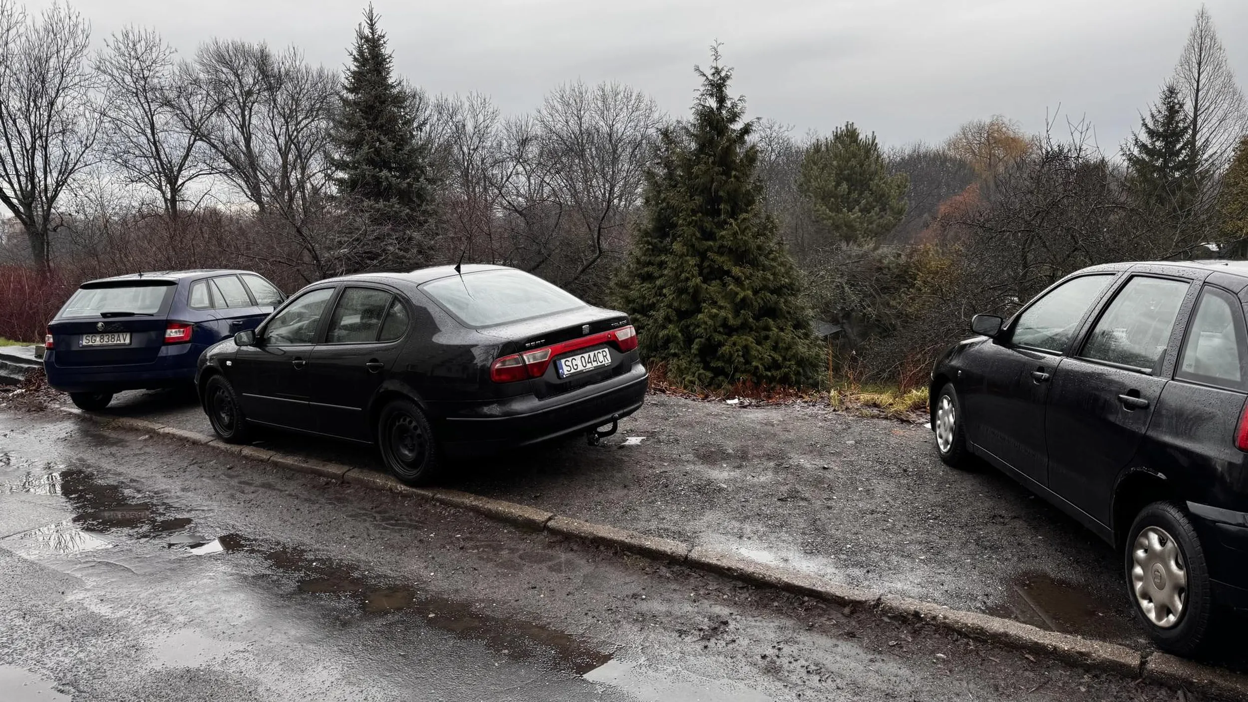 Chłop blokuję 4 miejsca parkingowe na osiedlu, gdzie jest regularny problem z miejscami. Tfu