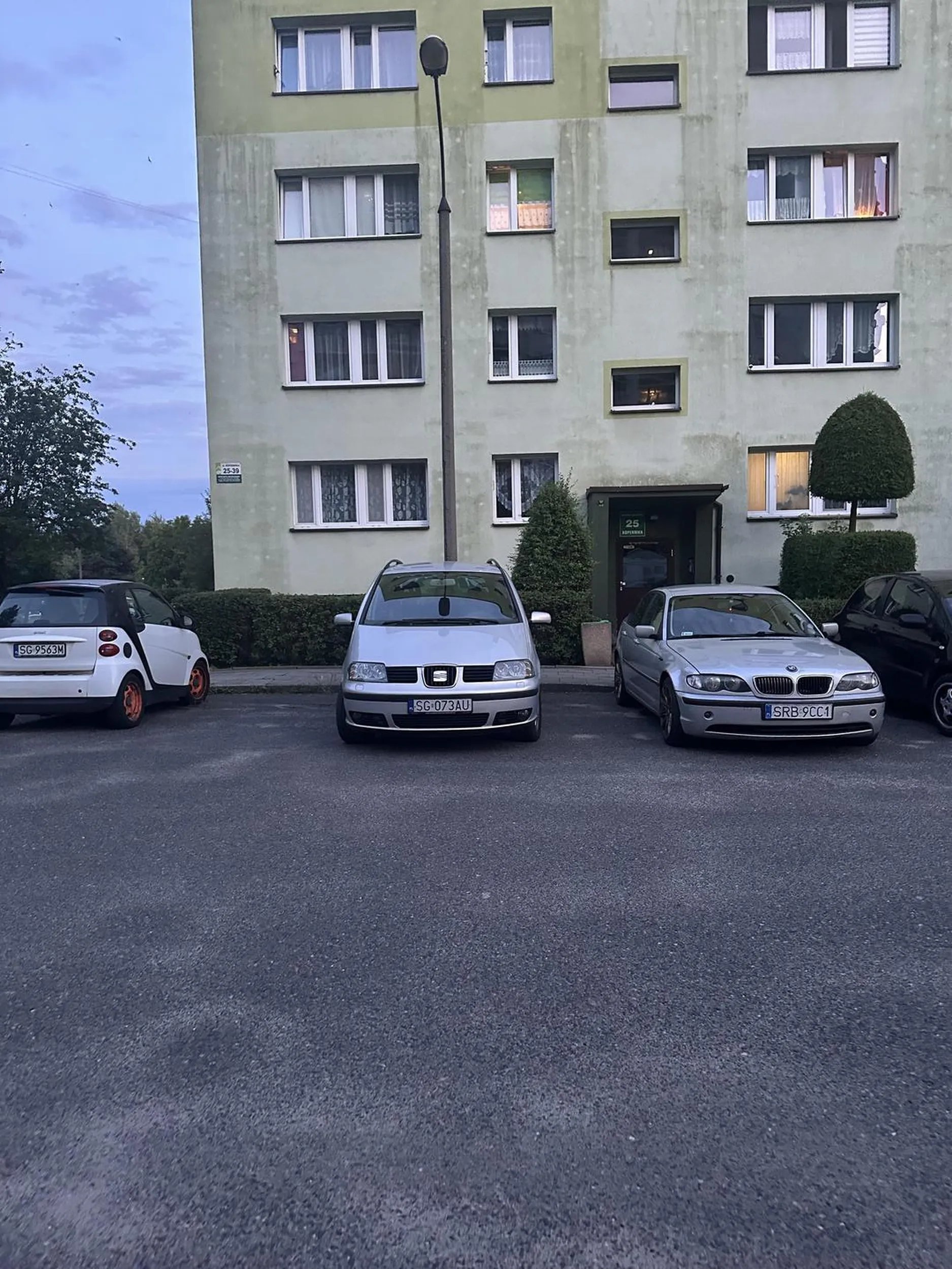 Ja wiem że nie ma tam lini, ale bez przesady żeby parkować na 2 miejsca …