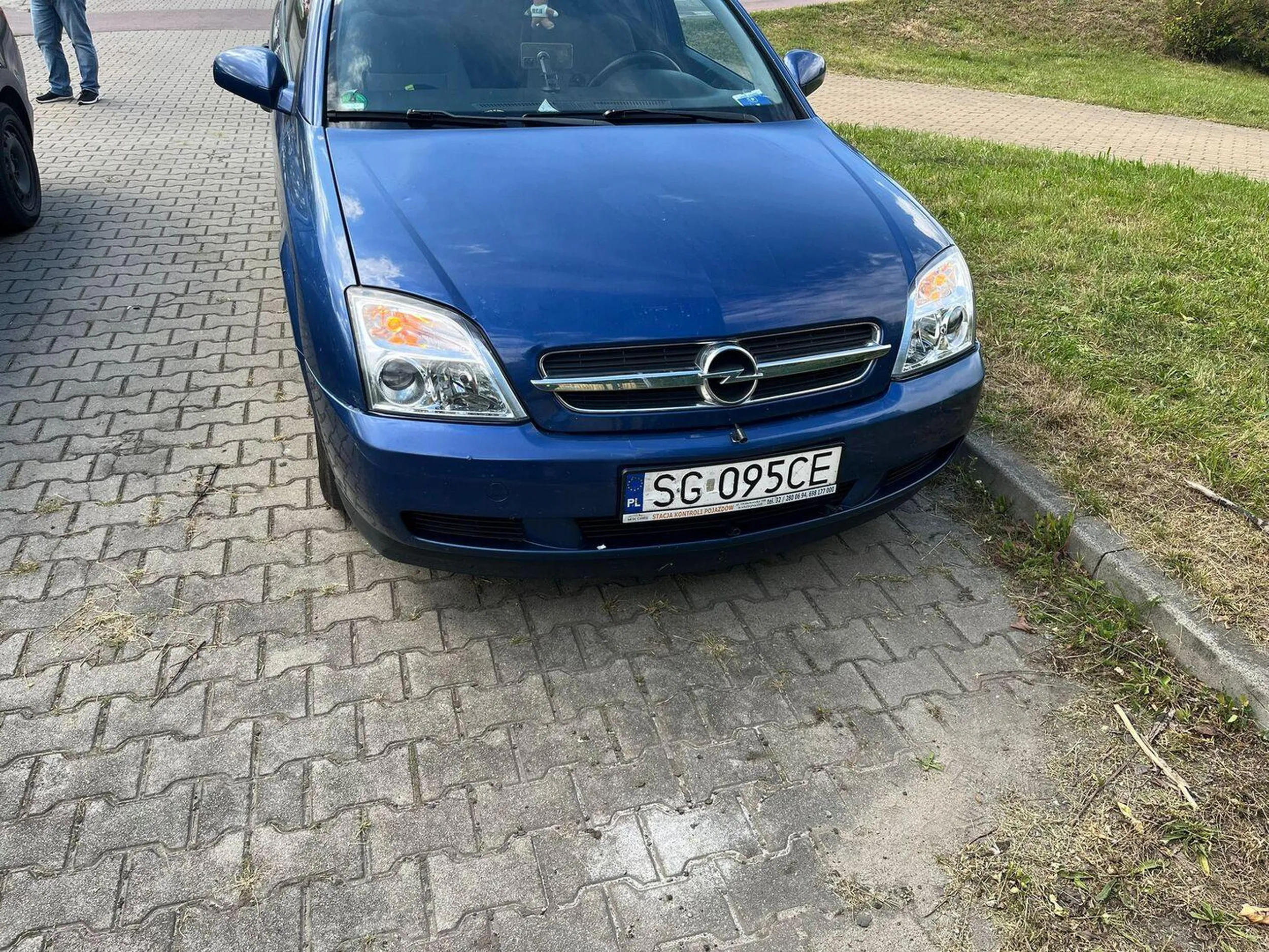 Ogólnie typ jest policjantem i ma problem do młodych którzy jeżdżą jak normalni ludzie samochodem. Nic mu się oczywiście nie stało z jego gruzowatym oplem