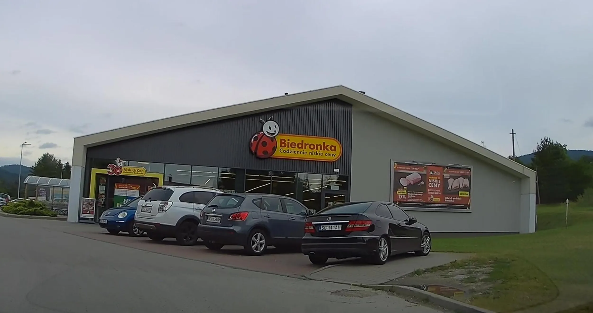 Naucz się hanysku parkować tego starego gruza na parkingu, a nie na chodniku !!!