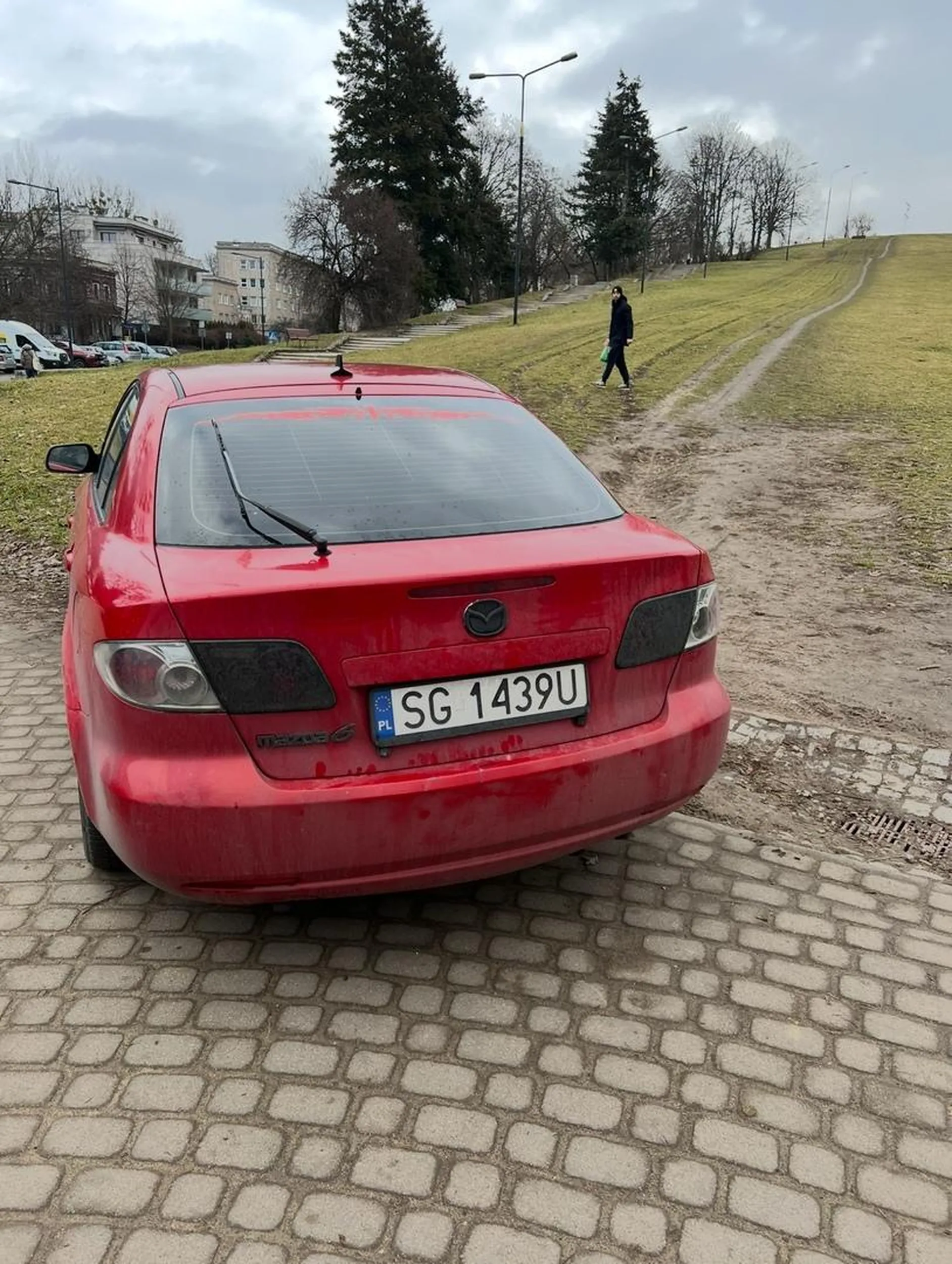 Pajac parkuje na chodniku blokując przejście. Trawnik również nie stanowi dla niego problemu.