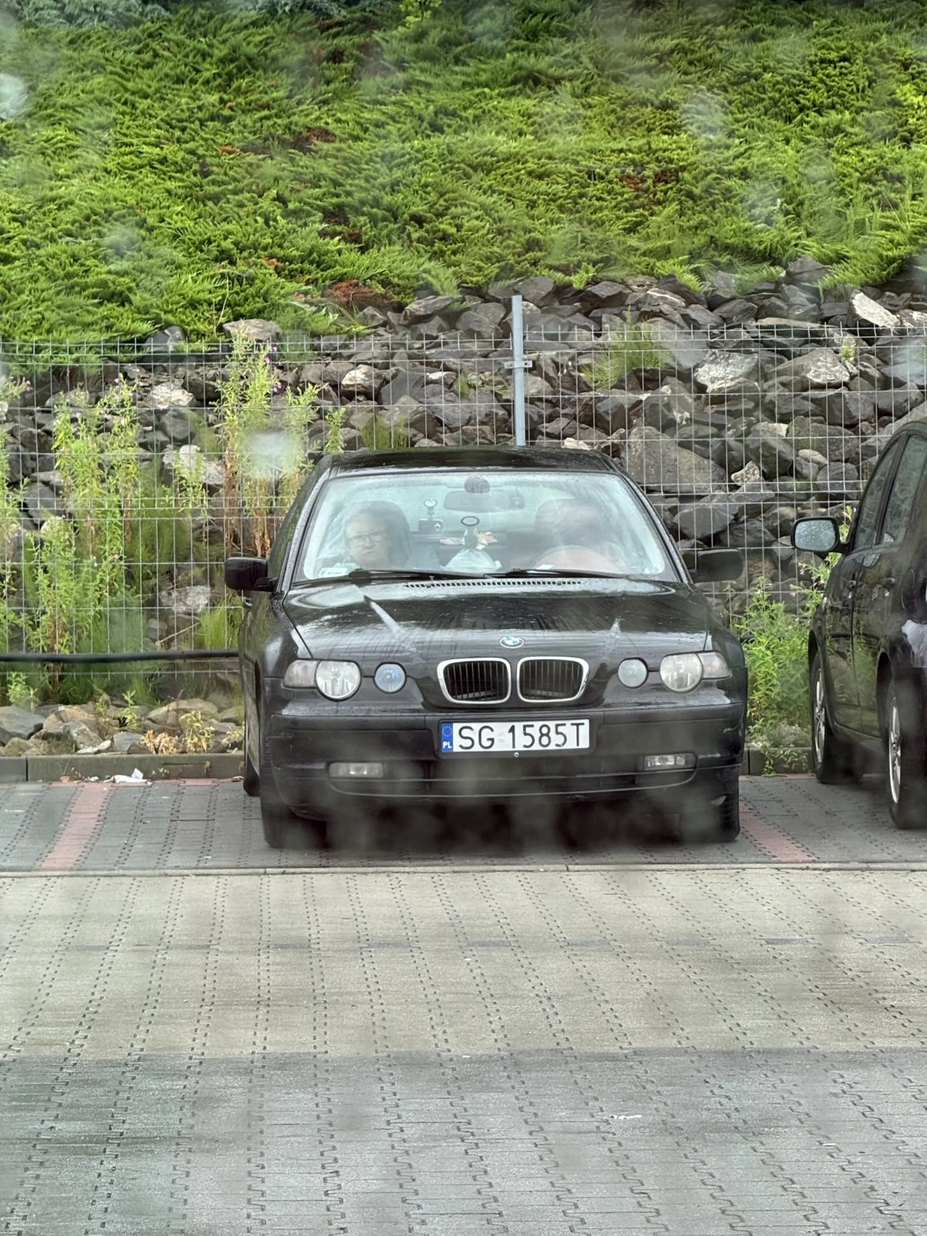 Kobieta pasażerka wjechała mi wózkiem w auto na parkingu. Po czym kierowca wyskakuje do bójki i wyzywa. Niezrównoważony człowiek.
