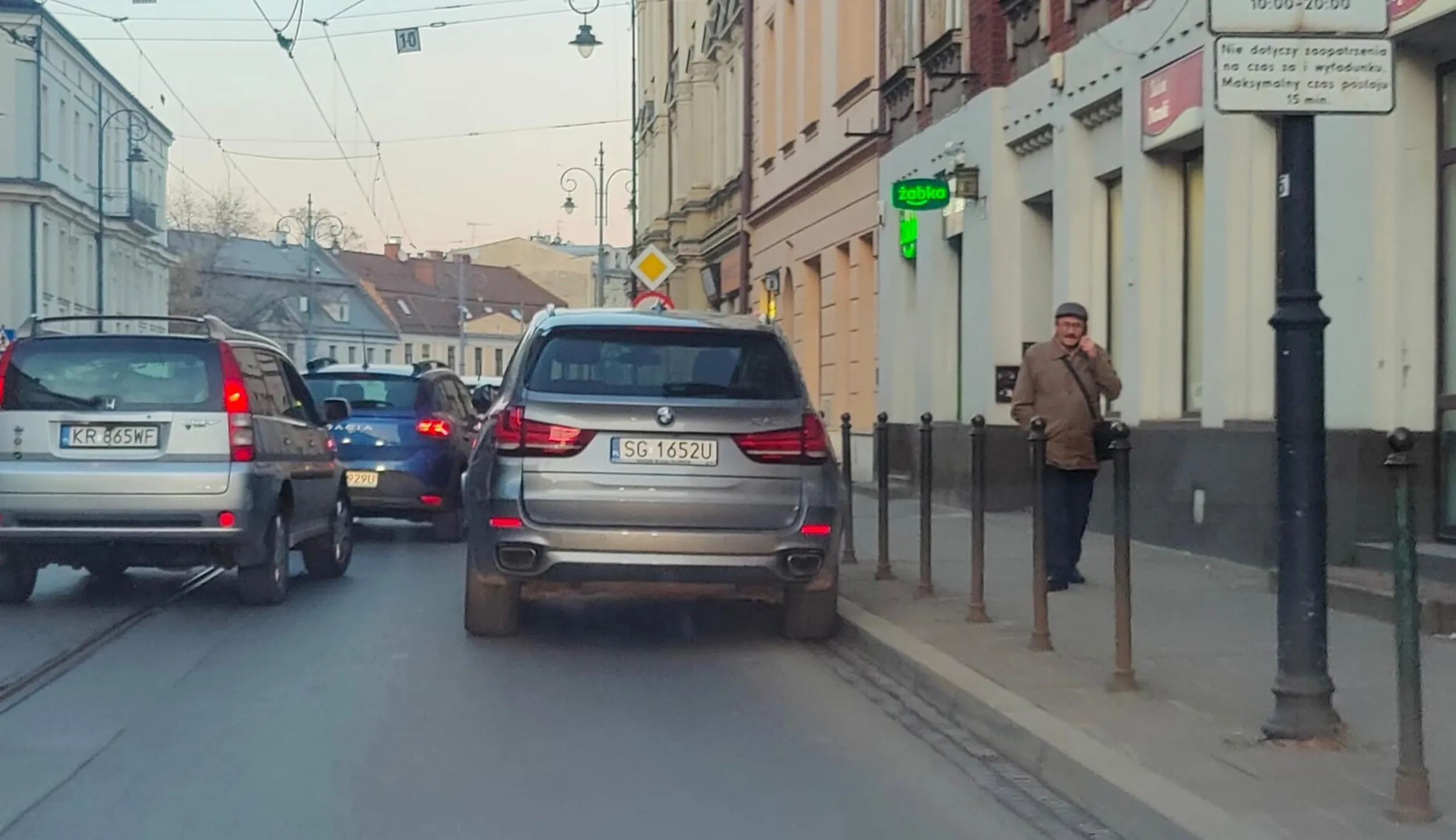 auto porzucone na środku ulicy xD