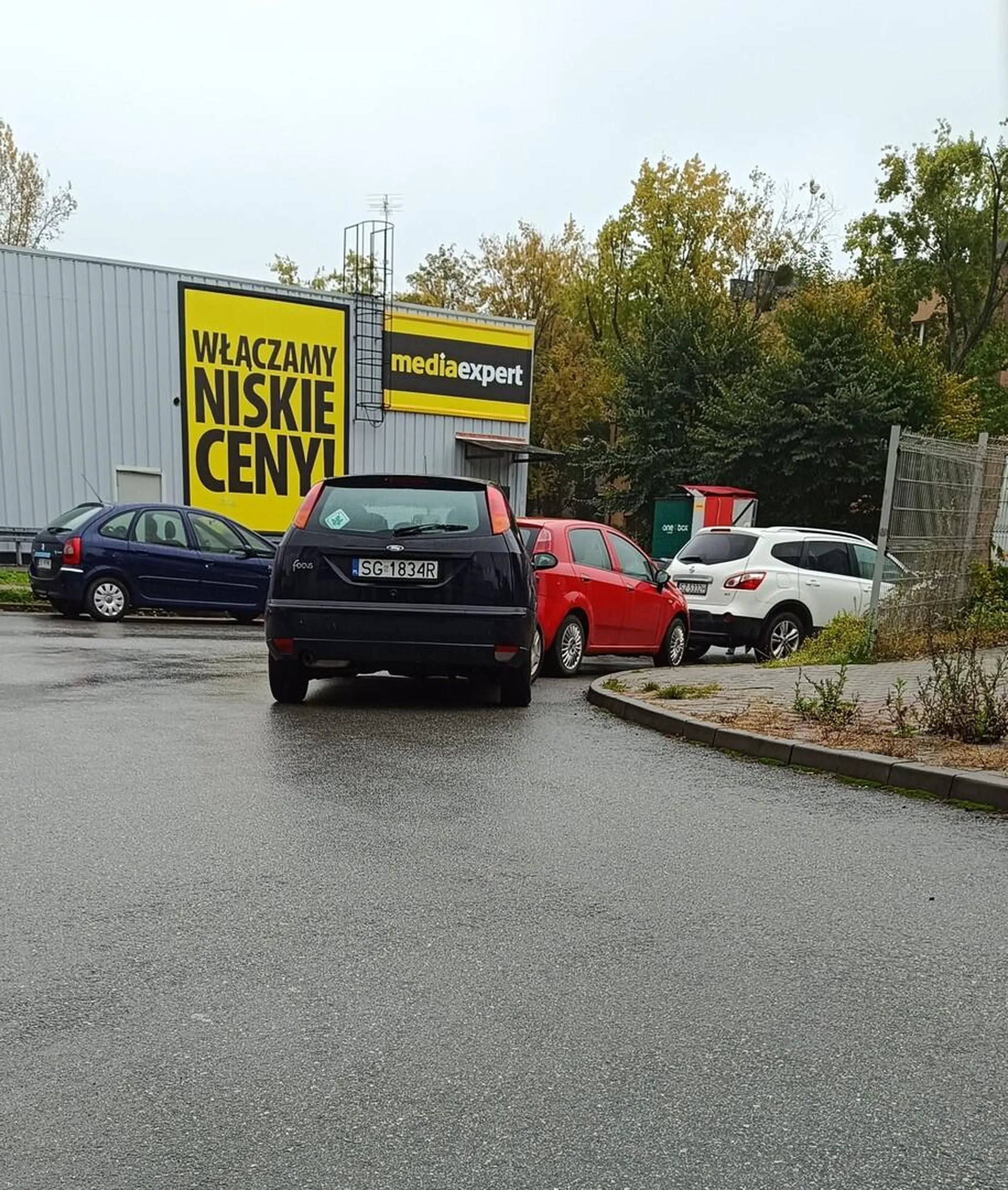 Żeby tak zaparkować, to trzeba być idiotą. Parkowanie na zakręcie zastawiając przy tym zejście pieszym z chodnika. Gratuluję głupoty.