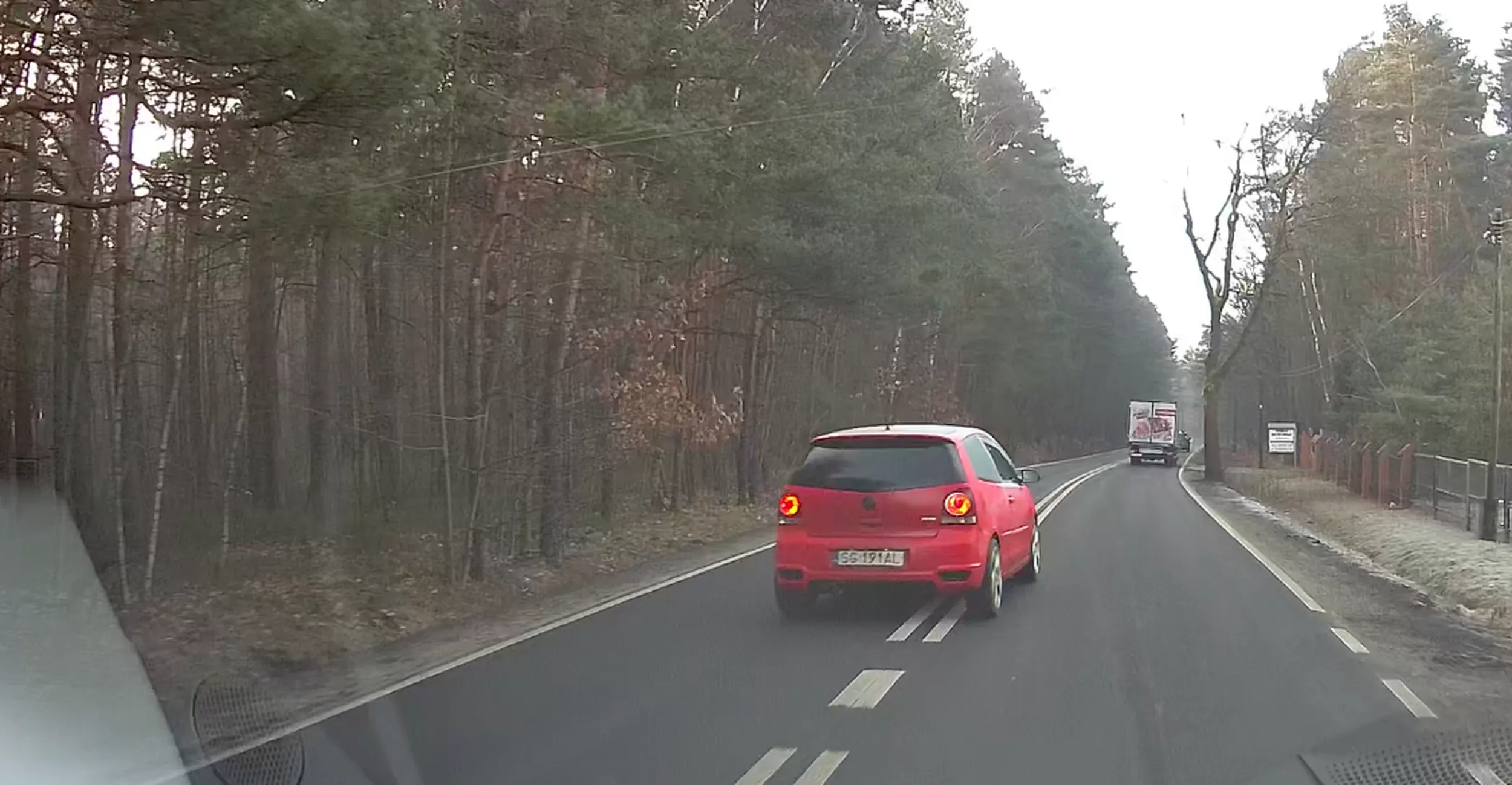 Szaleniec wyprzedza na podwójnej ciągłej