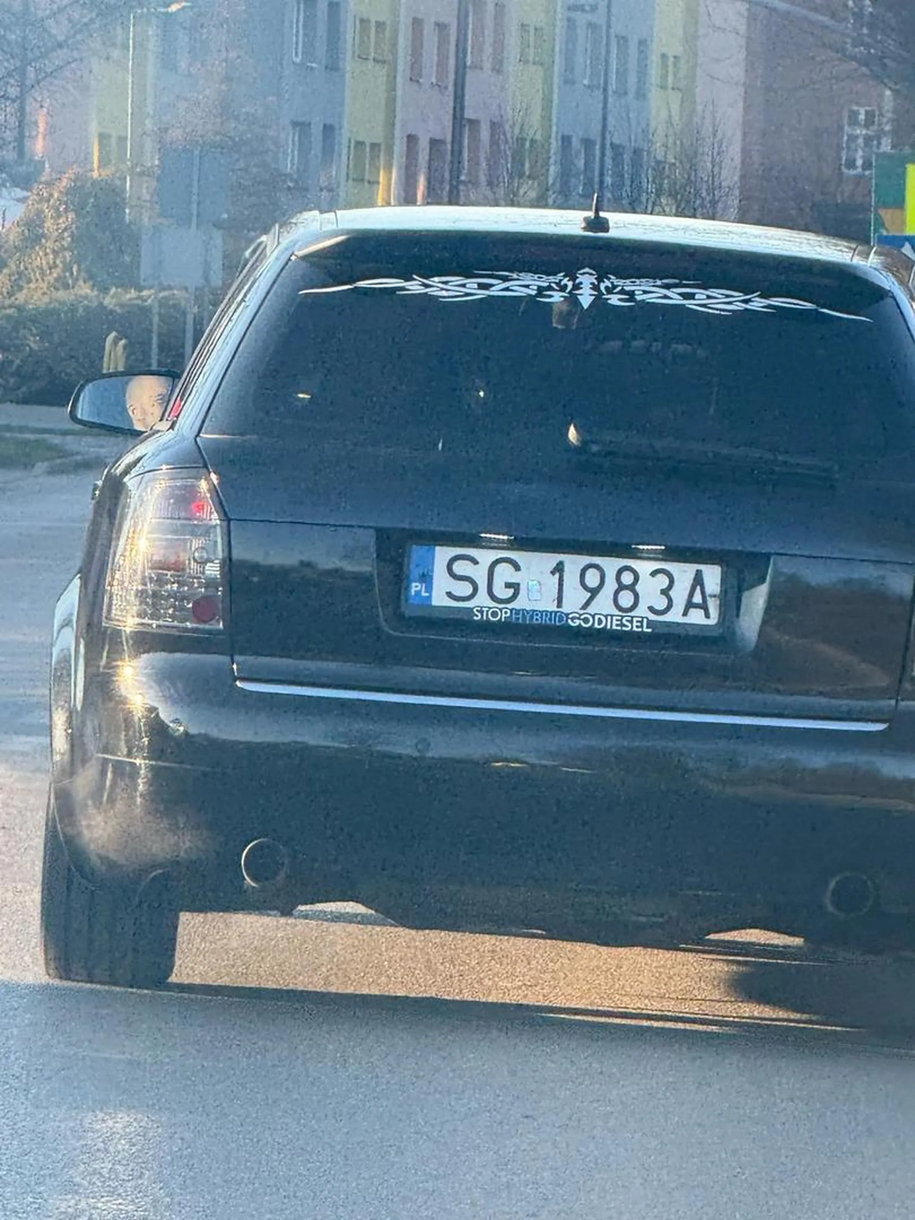 Kierowca Audi czyli totalne zero jeździ jak pijany po mieście, wjeżdża pod zakazy, jeździ pod prąd i wyprzedza na wysepkach. UWAŻAĆ NA NIEGO!!!!!