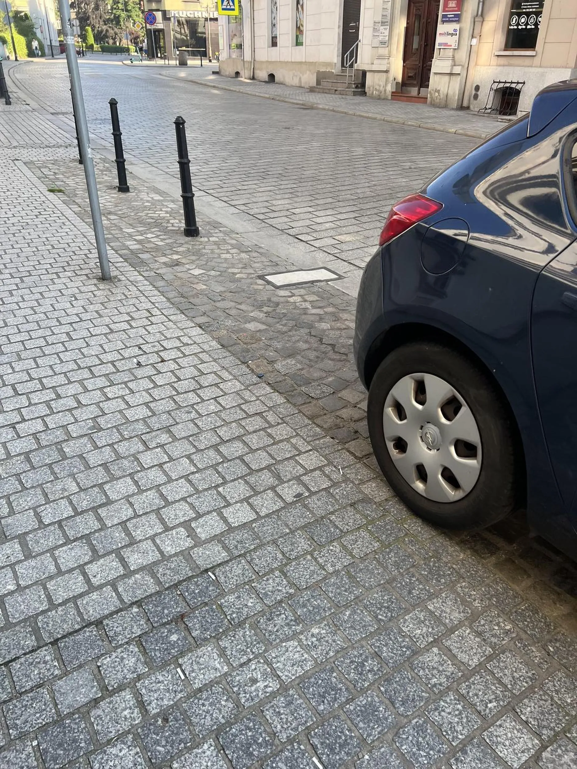 Zamiast podjechać do tyłu zostawia za sobą metr, tak ze miejsca starczy na 2 auta zamiast 3