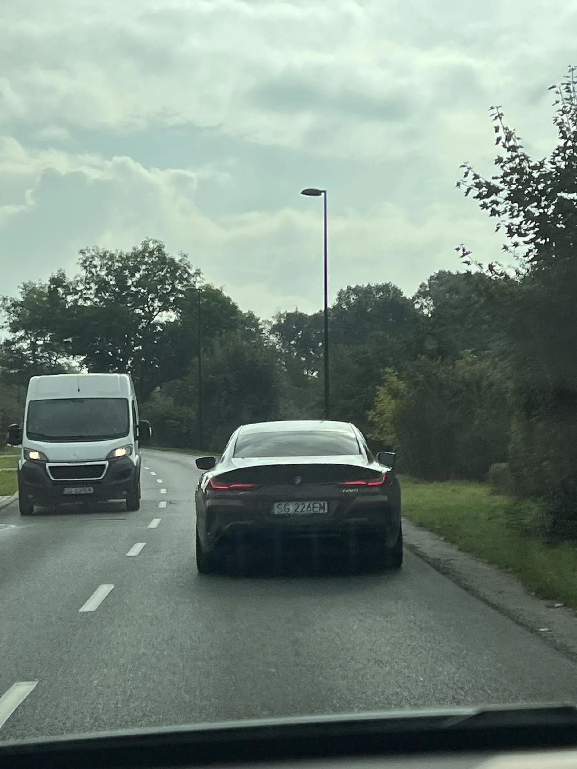 Jedzie jak pijany, slalomem, przyspiesza do 70 i zwalnia do 30