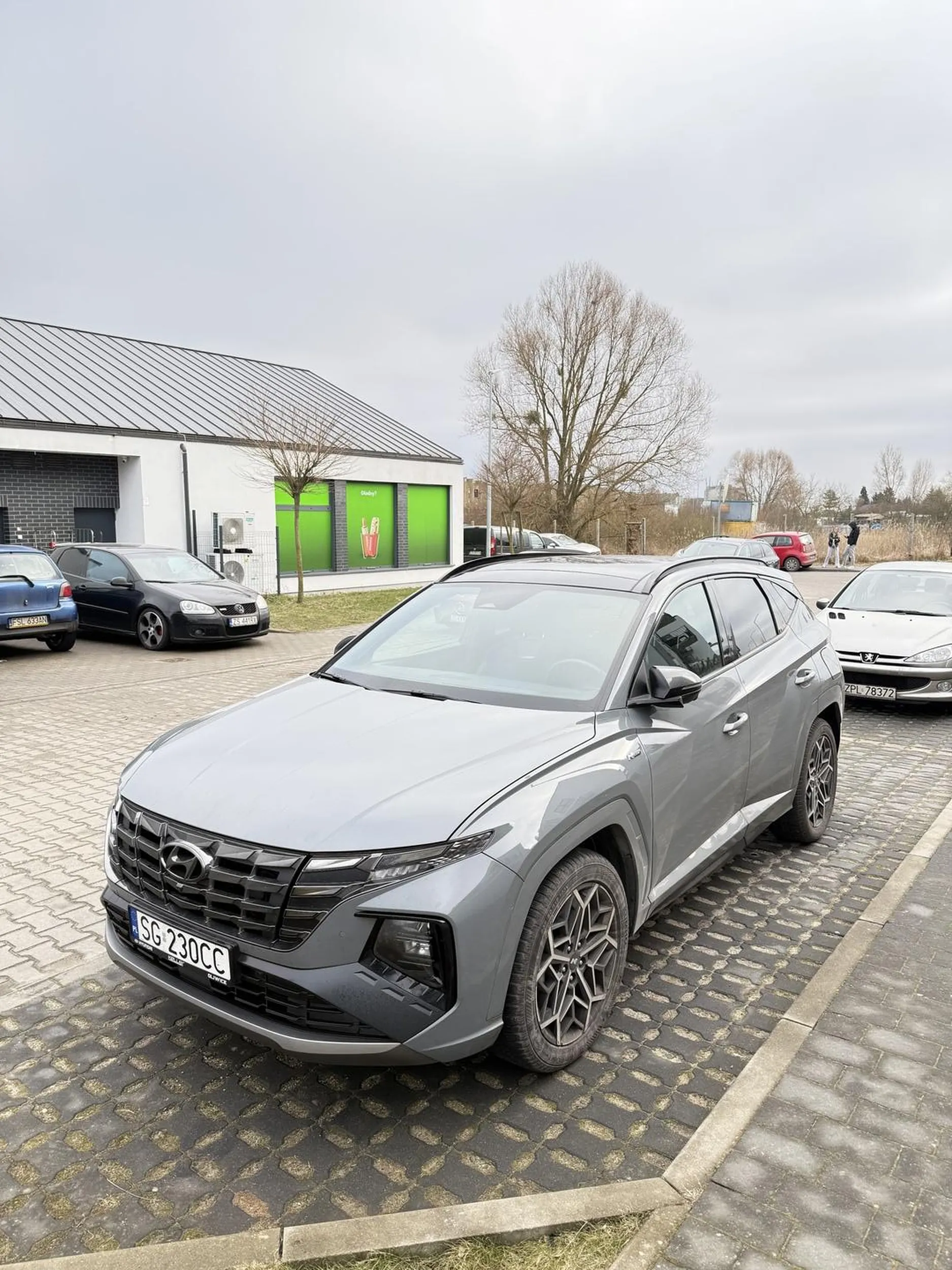 Pajac wpychając się na miejsce twierdzi że należy mu się to miejsce bo tutaj mieszka