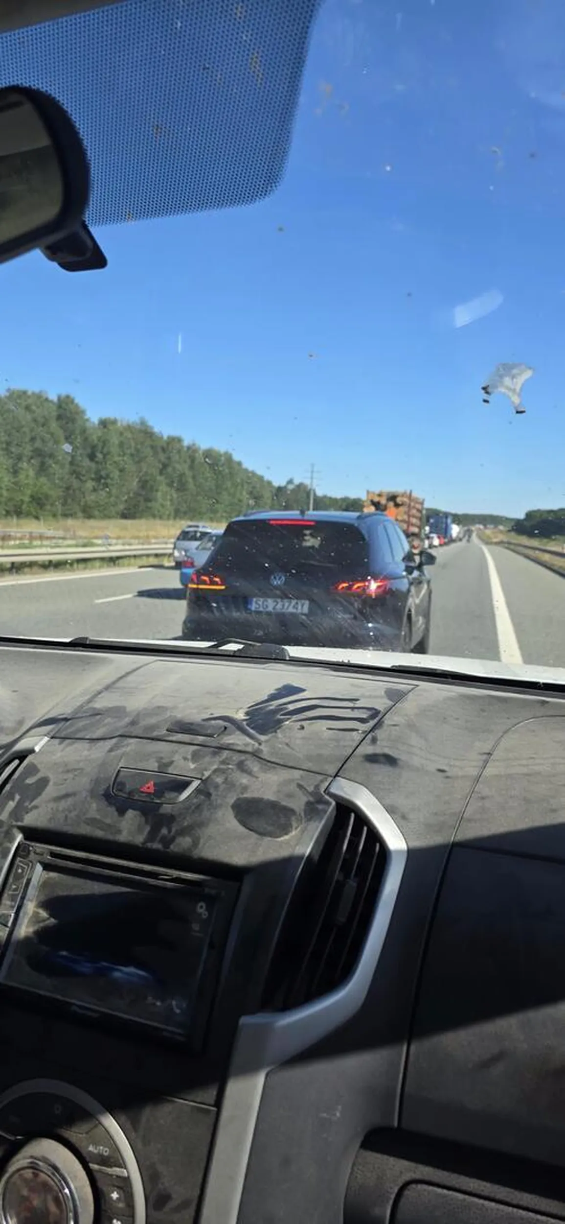 Szefy prawego pasa  blokoje cały pasy