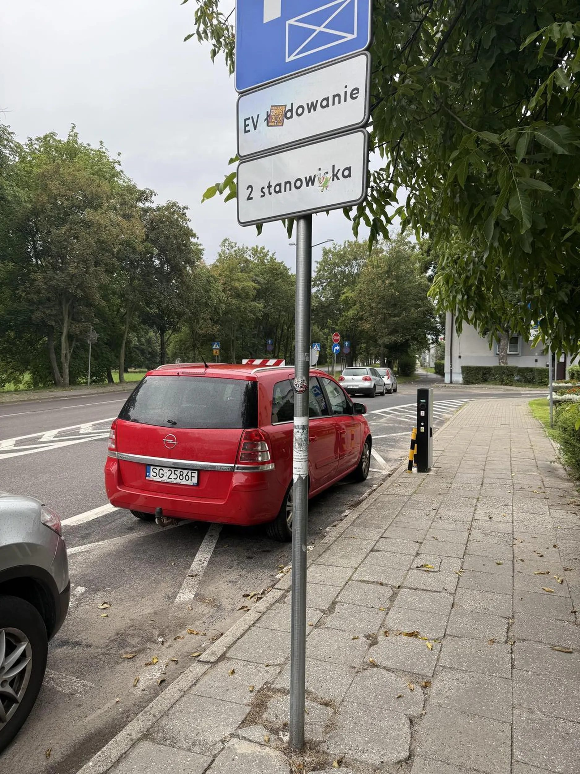 Która Zafira z tego rocznika miała napęd elektryczny?