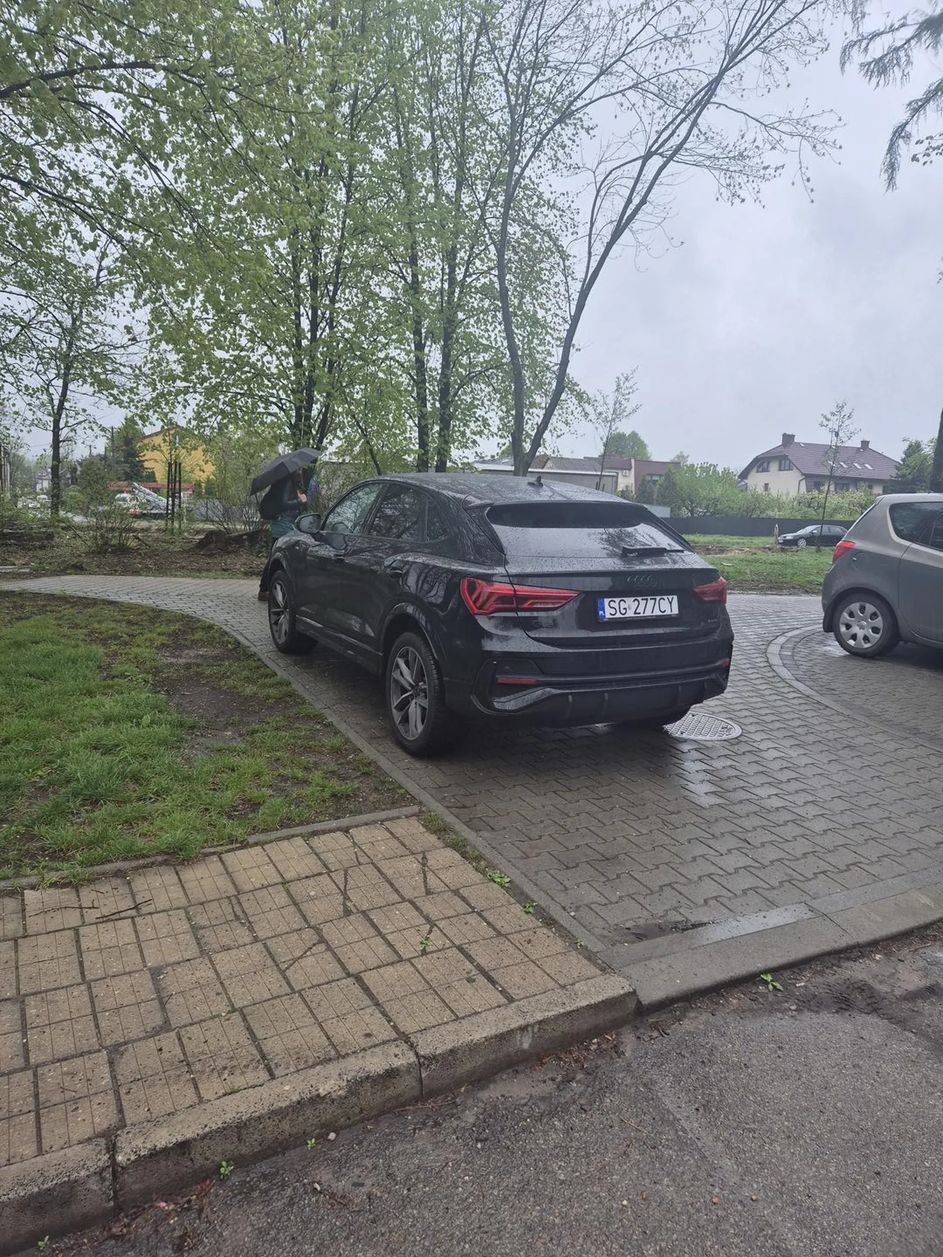 Pani drze sie na kierowców, bo ona nie ma gdzie stanąc idąc do ogrodniczego