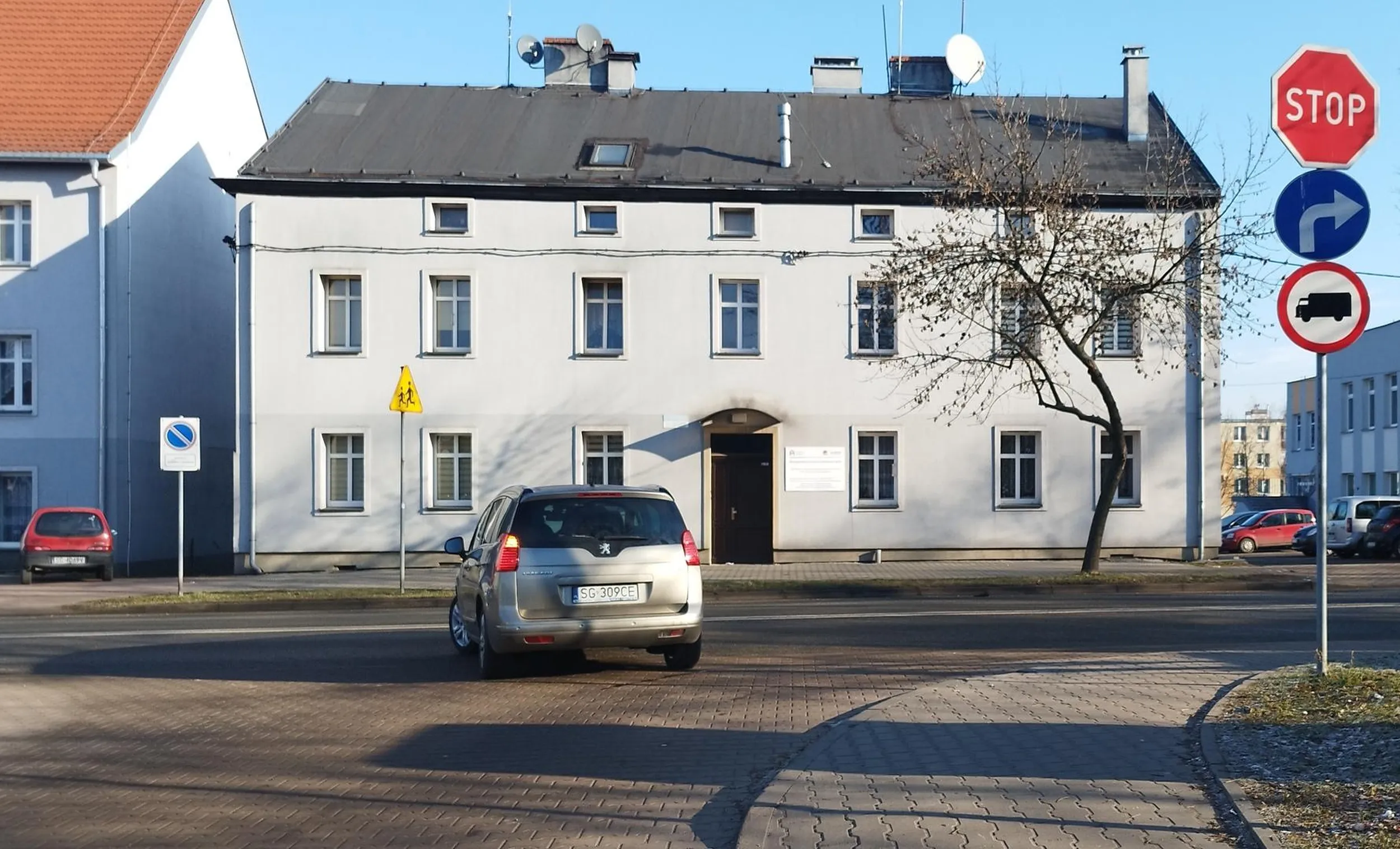 Nakaz skrętu w prawo, podwójna ciągła... Może gdyby baba za kółkiem nie była zajęta trzymaniem telefonu przy uchu, to by zwróciła uwagę na znaki?