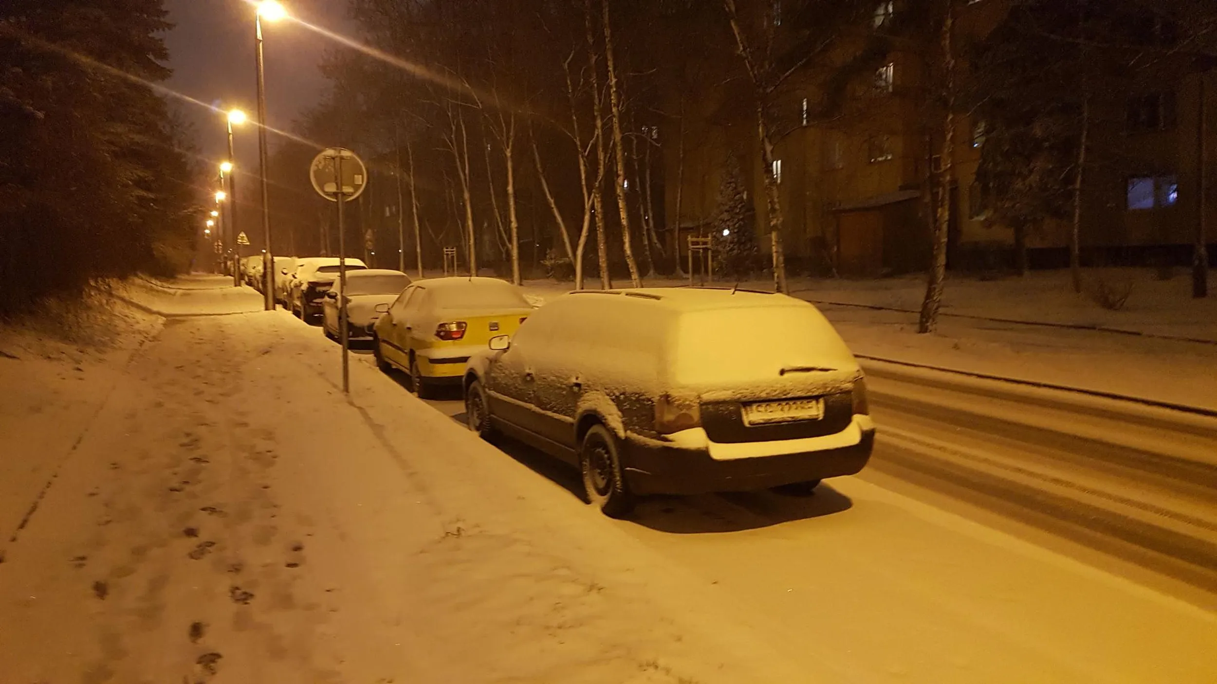 1. Mandat karny: Kwota: 300 zł za postój w obrębie skrzyżowania lub przejścia dla pieszych. 2. Punkty karne: 1 punkt karny za parkowanie w sposób zagrażający bezpieczeństwu pieszych (np. przy przejściu dla pieszych). Pamiętaj, że niewłaściwe parkowanie może być również podstawą do odholowania pojazdu na koszt właściciela, jeżeli stwarza on zagrożenie w ruchu drogowym.