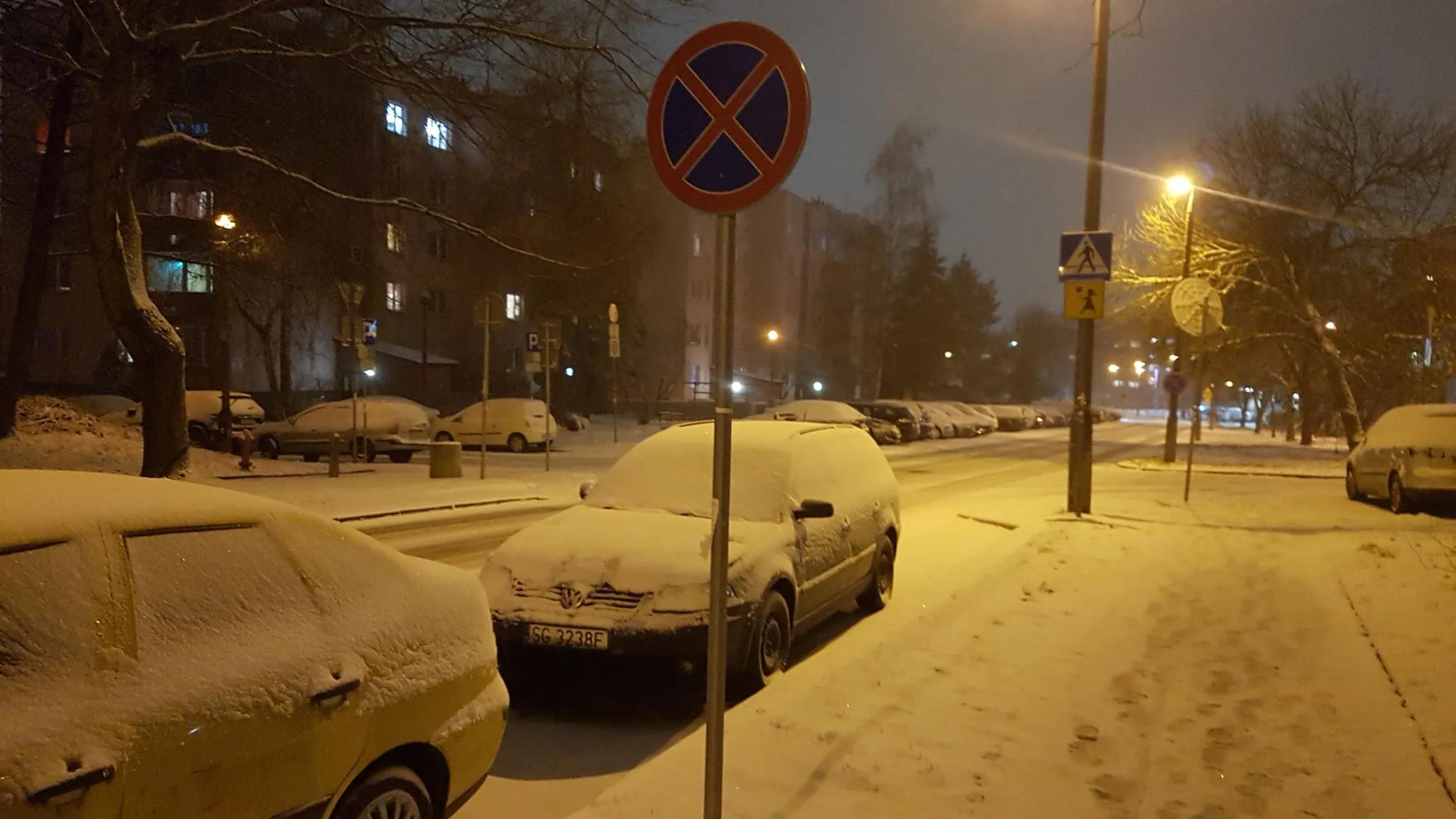 1. Mandat karny: Kwota: 300 zł za postój w obrębie skrzyżowania lub przejścia dla pieszych. 2. Punkty karne: 1 punkt karny za parkowanie w sposób zagrażający bezpieczeństwu pieszych (np. przy przejściu dla pieszych). Pamiętaj, że niewłaściwe parkowanie może być również podstawą do odholowania pojazdu na koszt właściciela, jeżeli stwarza on zagrożenie w ruchu drogowym.