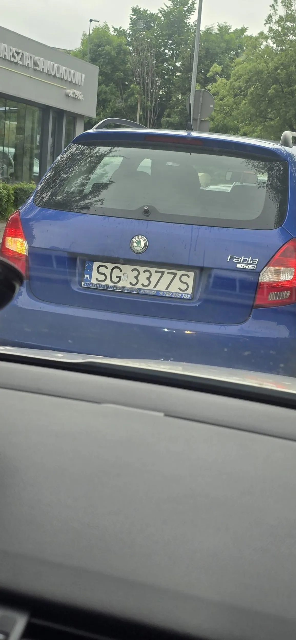 Kierowca mało że jechał nie przepisowo i pchał się na trzeciego to w dodatku nie działa na niego użycie klaksonu. Prawie spowodował wypadek