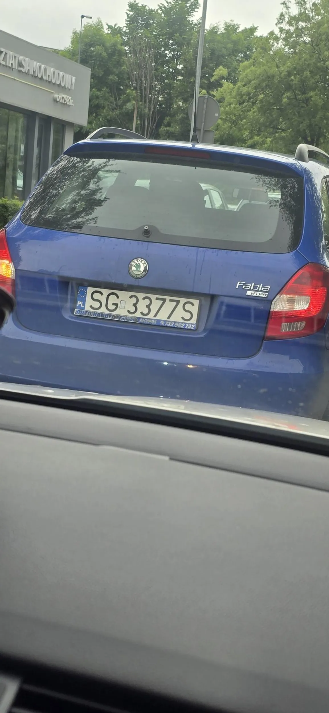 Kierowca mało że jechał nie przepisowo i pchał się na trzeciego to w dodatku nie działa na niego użycie klaksonu. Prawie spowodował wypadek