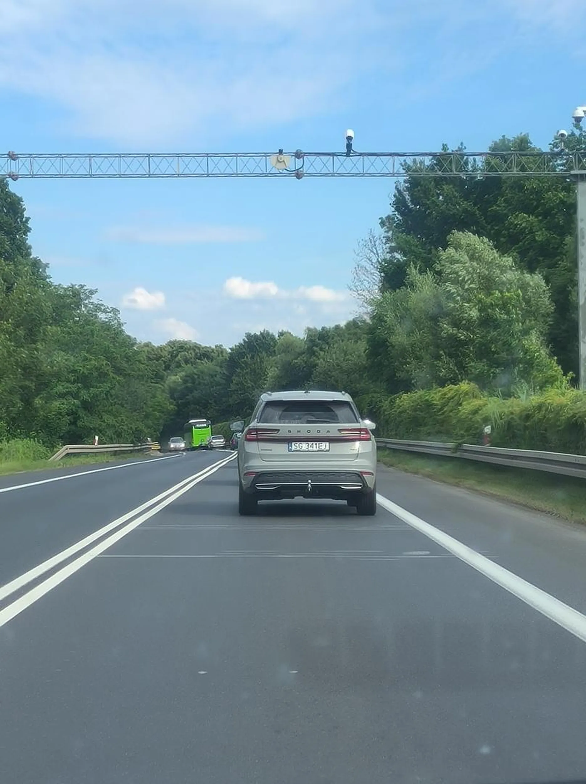 Całkowity brak kultury. Do tego jeździ po wszystkich dziurach, ostro hamuje, przyspiesza itp. współczuję komuś kto kiedyś to auto odkupi