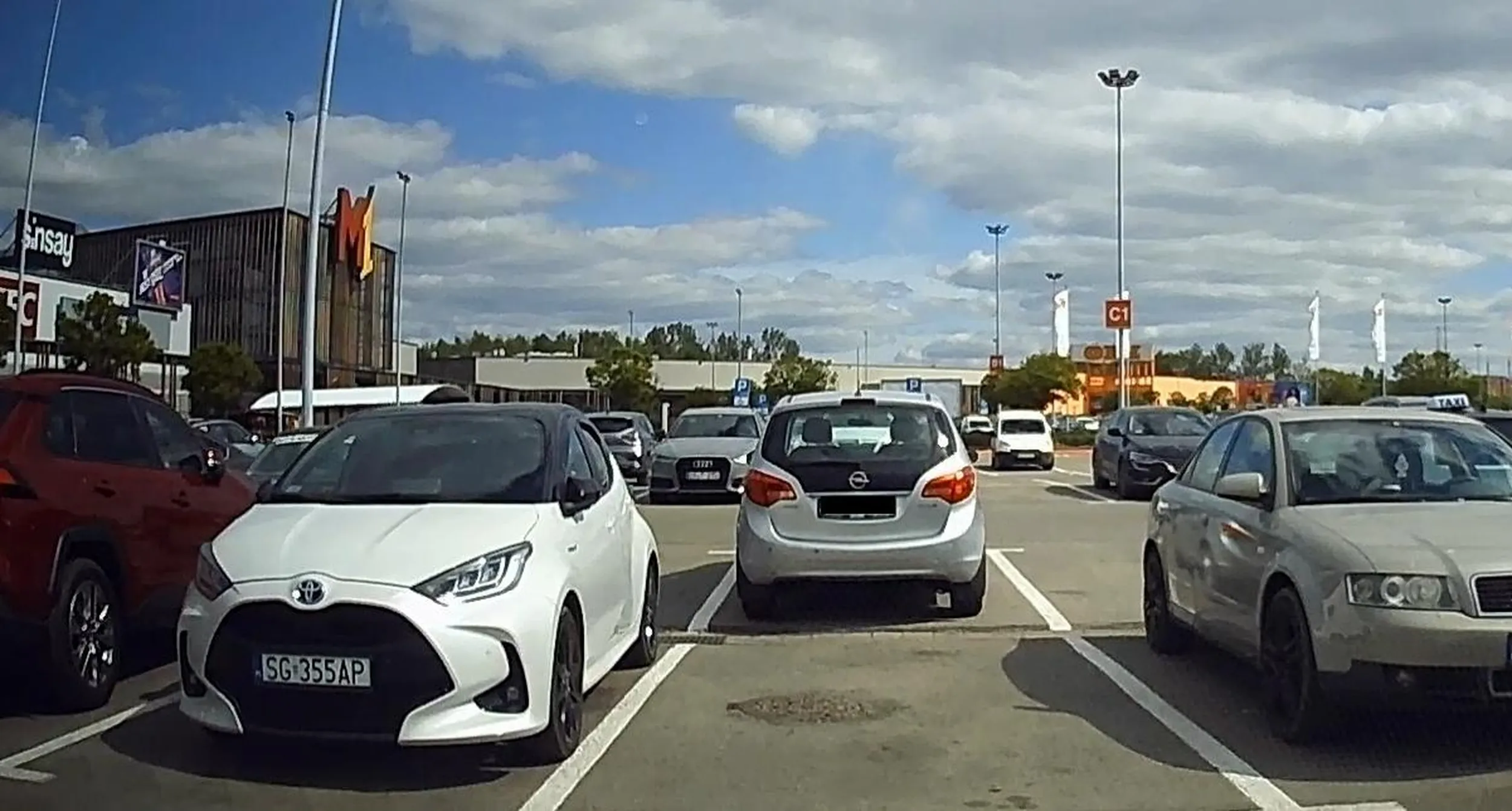 Mały kryp, a kierowca nie potrafi zaparkować go w liniach, chyba że woli mieć zastawione drzwi