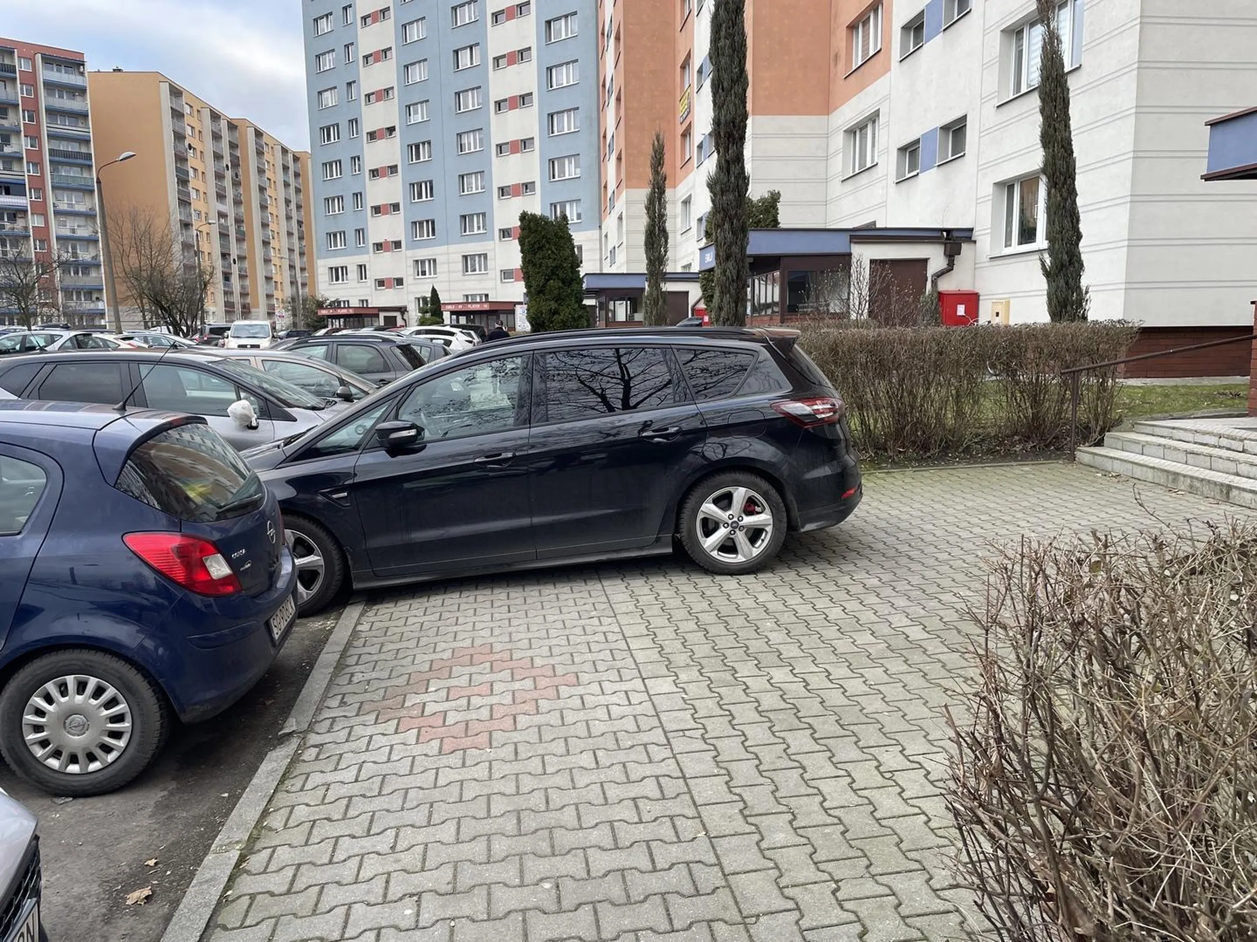 Pan „a co kur*** miałem zrobić?" Razem z panią nerwową uznali że skoro nie ma miejsca na parkingu to wjadą na chodnik bo przecież im się należy...
