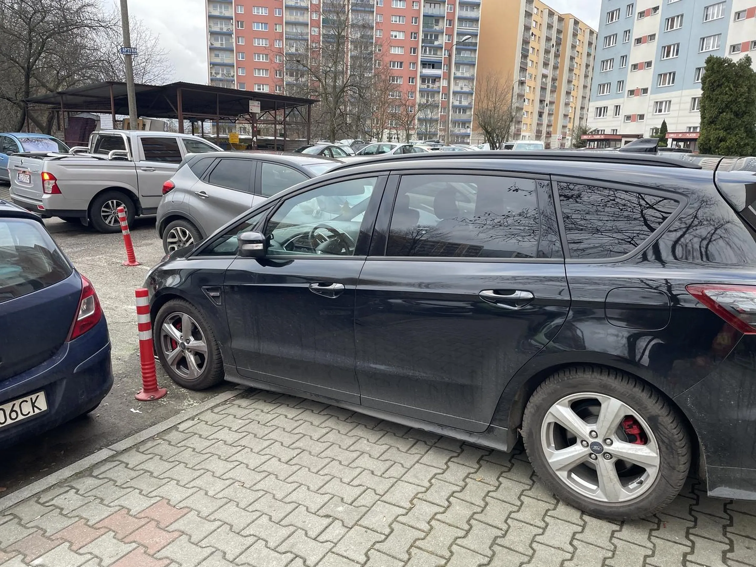 Pan „a co kur*** miałem zrobić?" Razem z panią nerwową uznali że skoro nie ma miejsca na parkingu to wjadą na chodnik bo przecież im się należy...