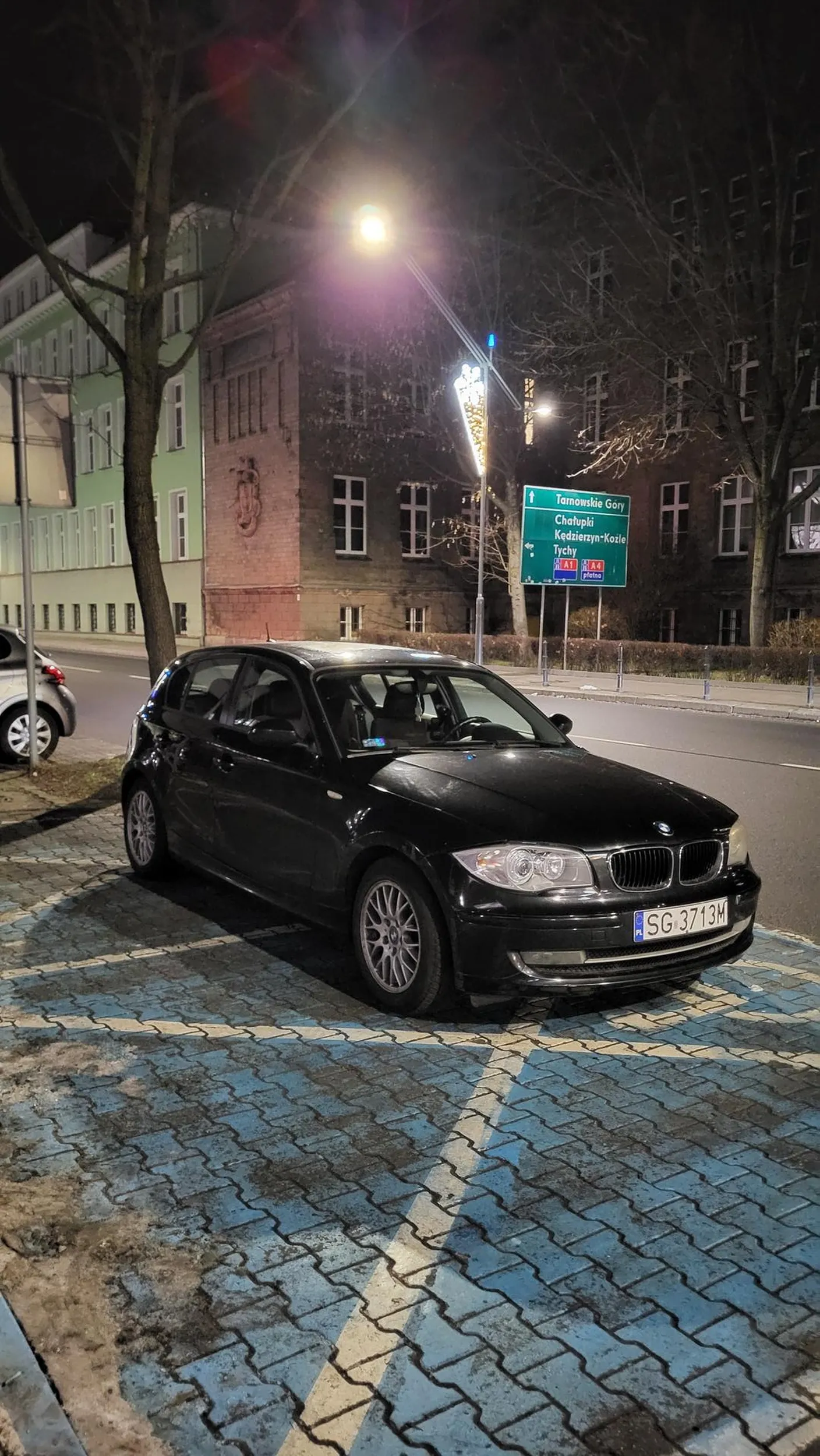 Szkoda że masz tak krótkie auto, niestety udało Ci się zająć tylko dwa miejsca dla osób z niepełnosprawnościami.