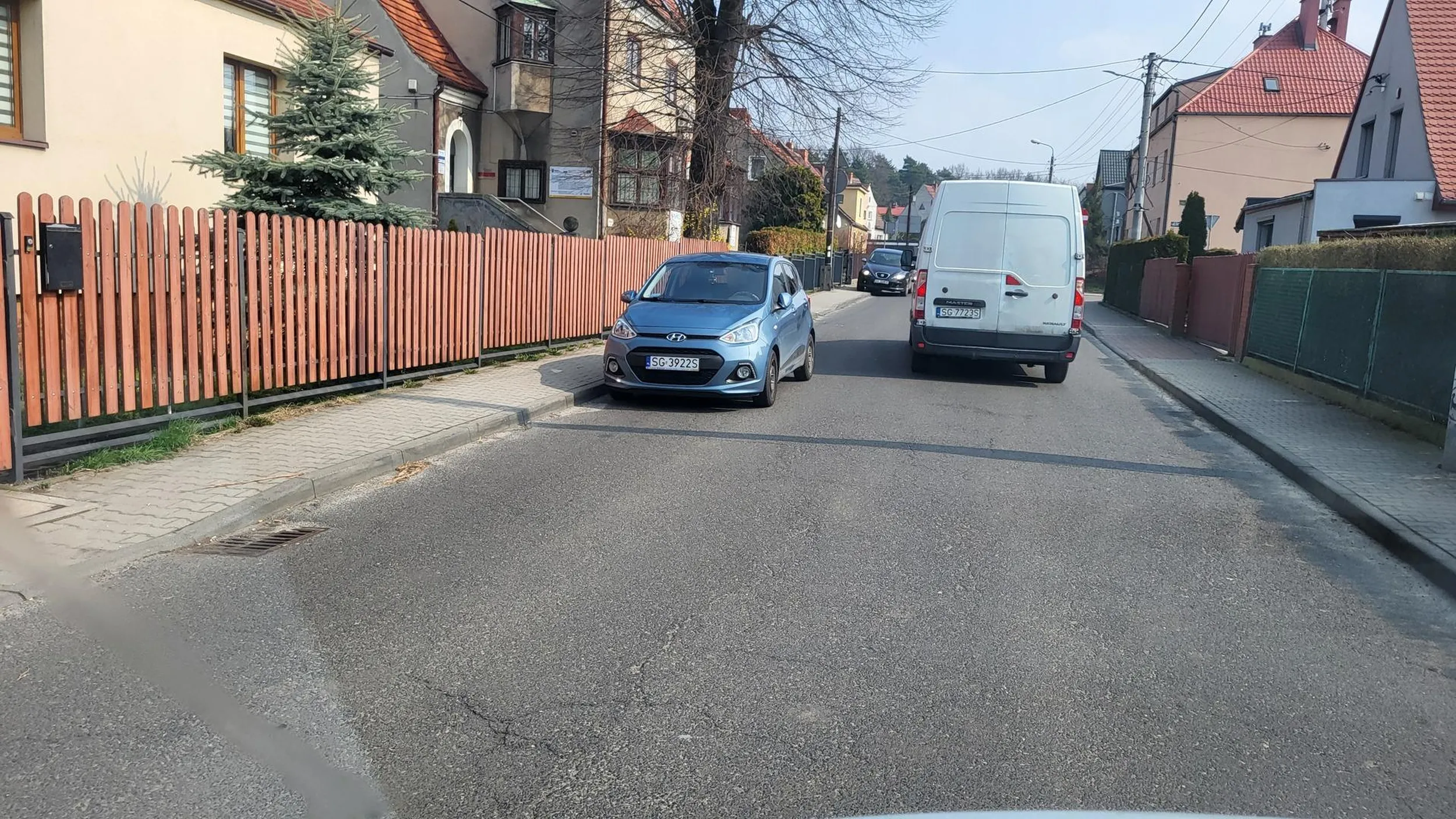 Parkowanie pod zakazem na jedynej drodze, która stanowi dedykowany objazd dla całej zakorkowanej dzielnicy. Parkowanie pod znakiem zakazu, który jest powielony po obu stronach ulicy.
