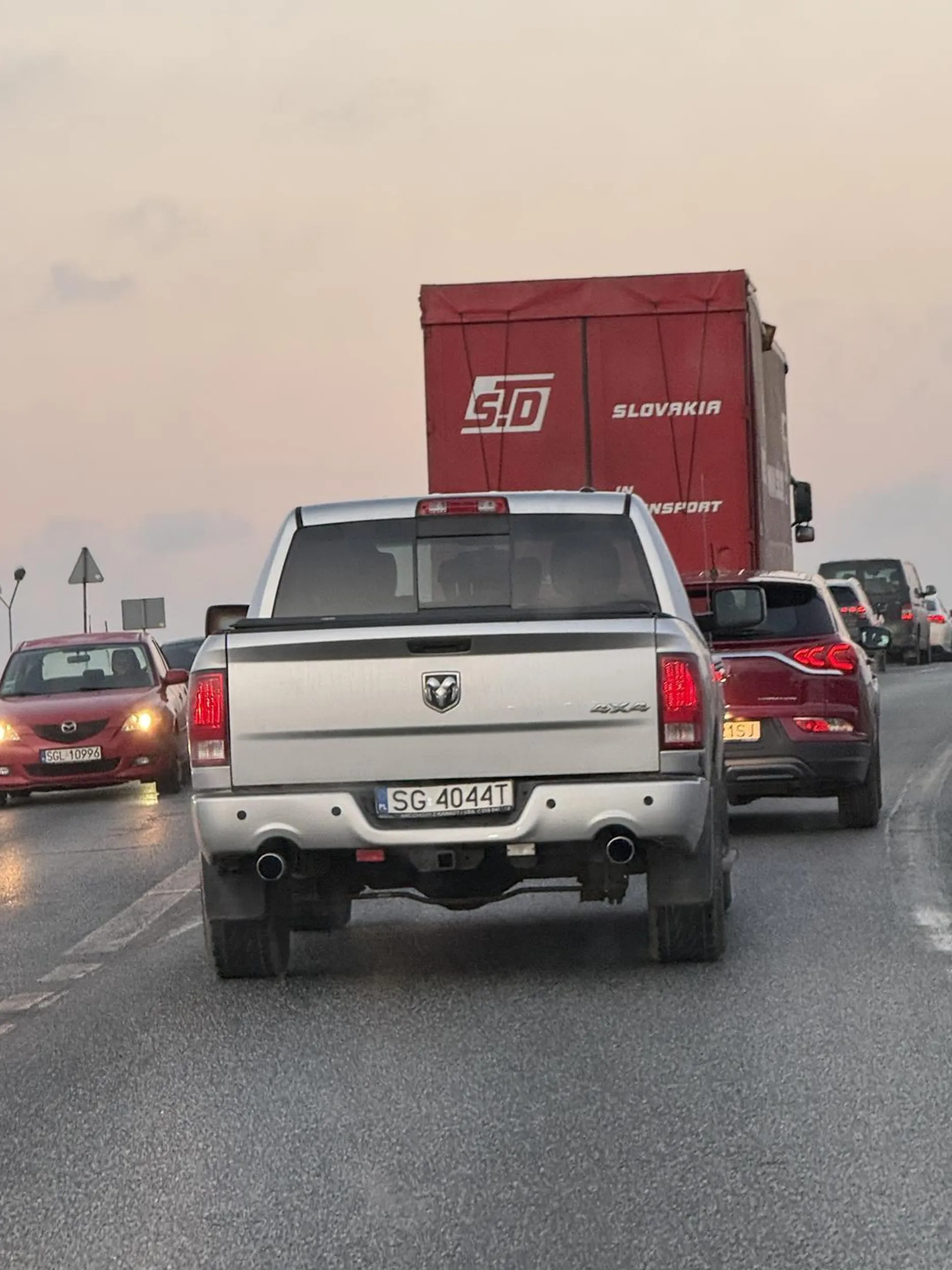 Śmieć, co na chama się wciska spychając pojazd, który się swoim pasem porusza