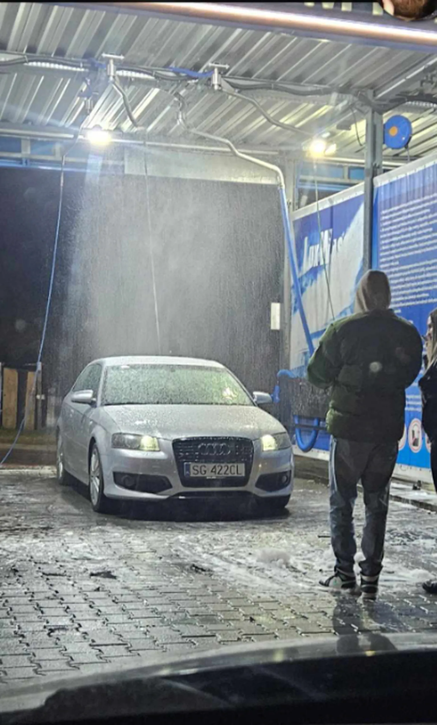 chłop przyjeżdża na myjnie czystym autem, po czym psika w powietrze pianą i kręci tiktoki