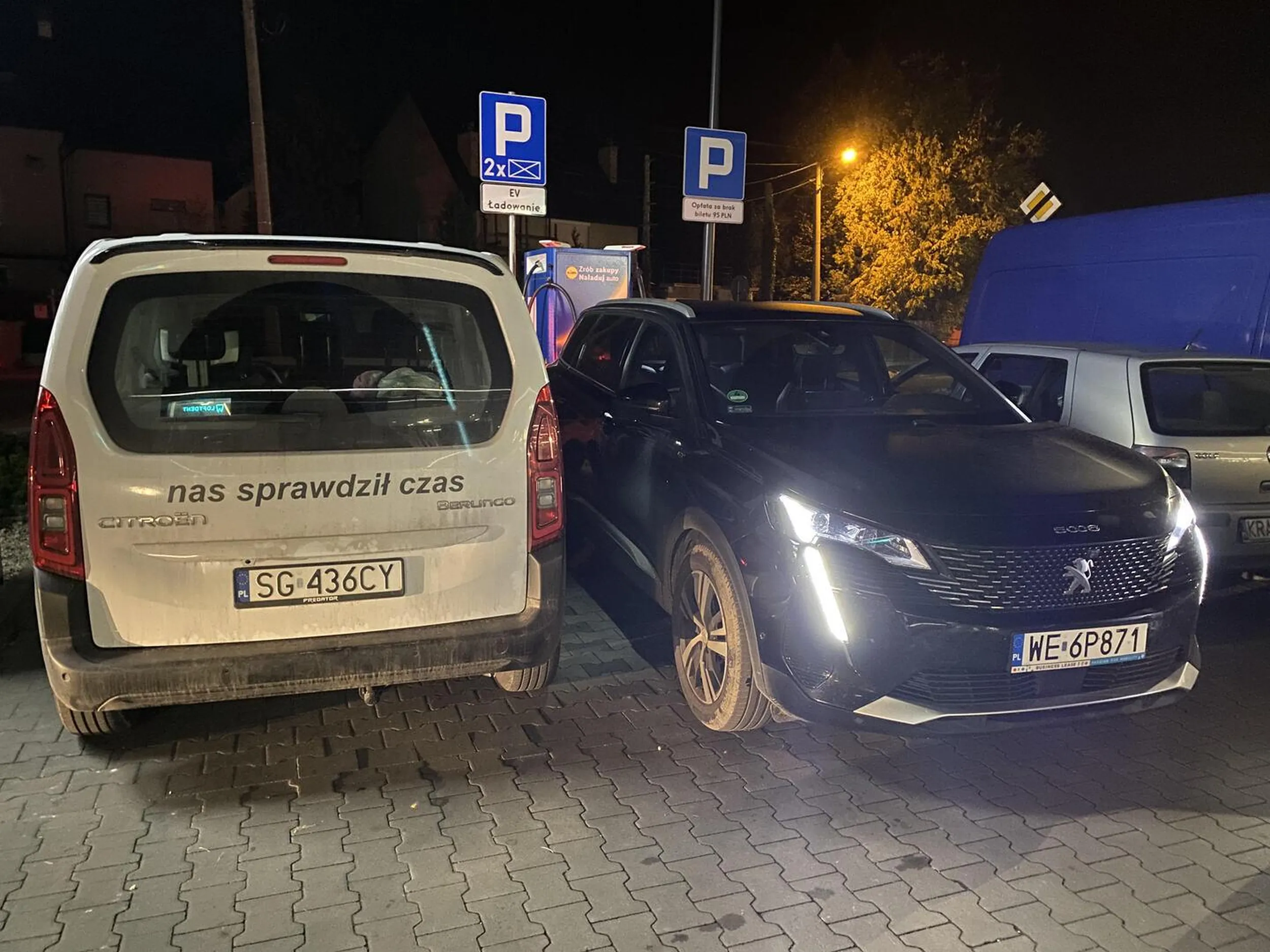 Kierowca tego pojazdu najwyraźniej uznał, że miejsce dla ładowania samochodów to idealna przestrzeń do prezentacji swojej zdumiewającej niezdolności do myślenia.