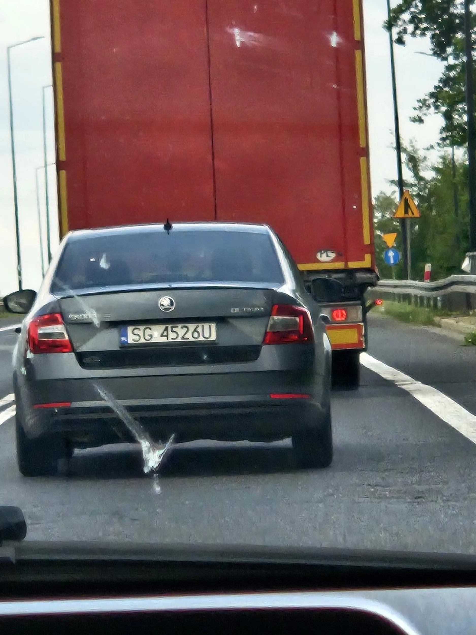 Siedzi na zderzaku stanowi zagrożenie