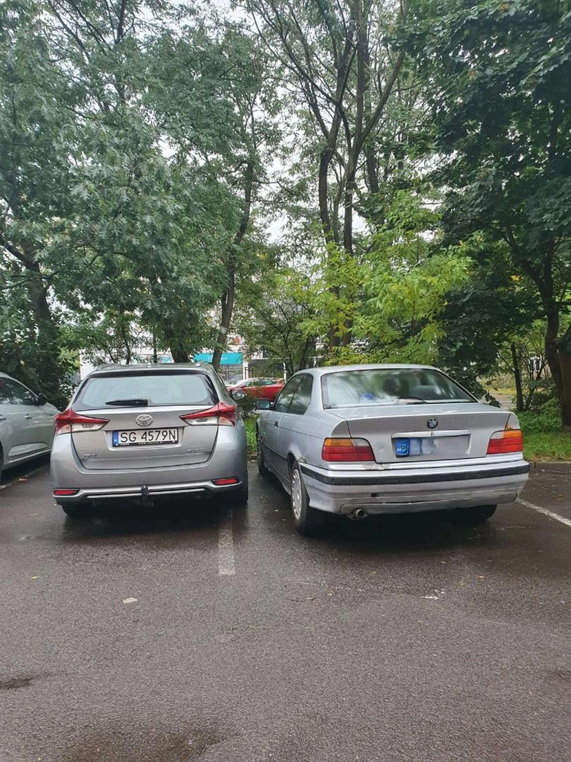 Parking osiedlowy. Dziad stoi tak już 4 dni. Ja stoję prawidłowo. No ale jak ktoś ma taką Toyotę to ma proporcjonalne umiejętności.