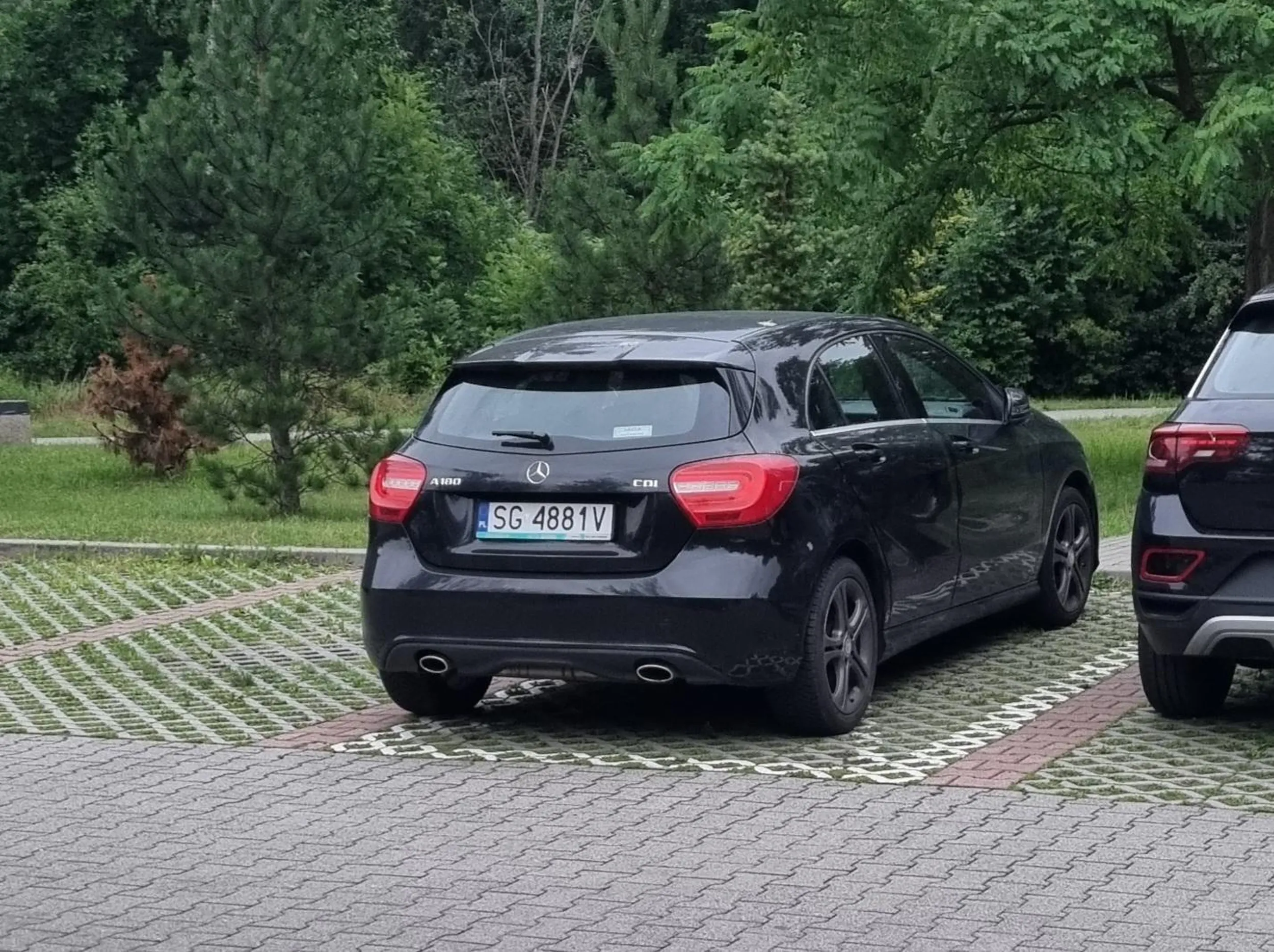 Podjechał na basen trenować do ironmana ale żeby zaparkować 20m dalej i nie zasłaniać wyjścia z chodnika to już sił nie wystarczyło. Nawet koperta jest narysowana żeby tam nie stawać, ciekawe jak mają ludzie z wózkiem tamtędy przejść.