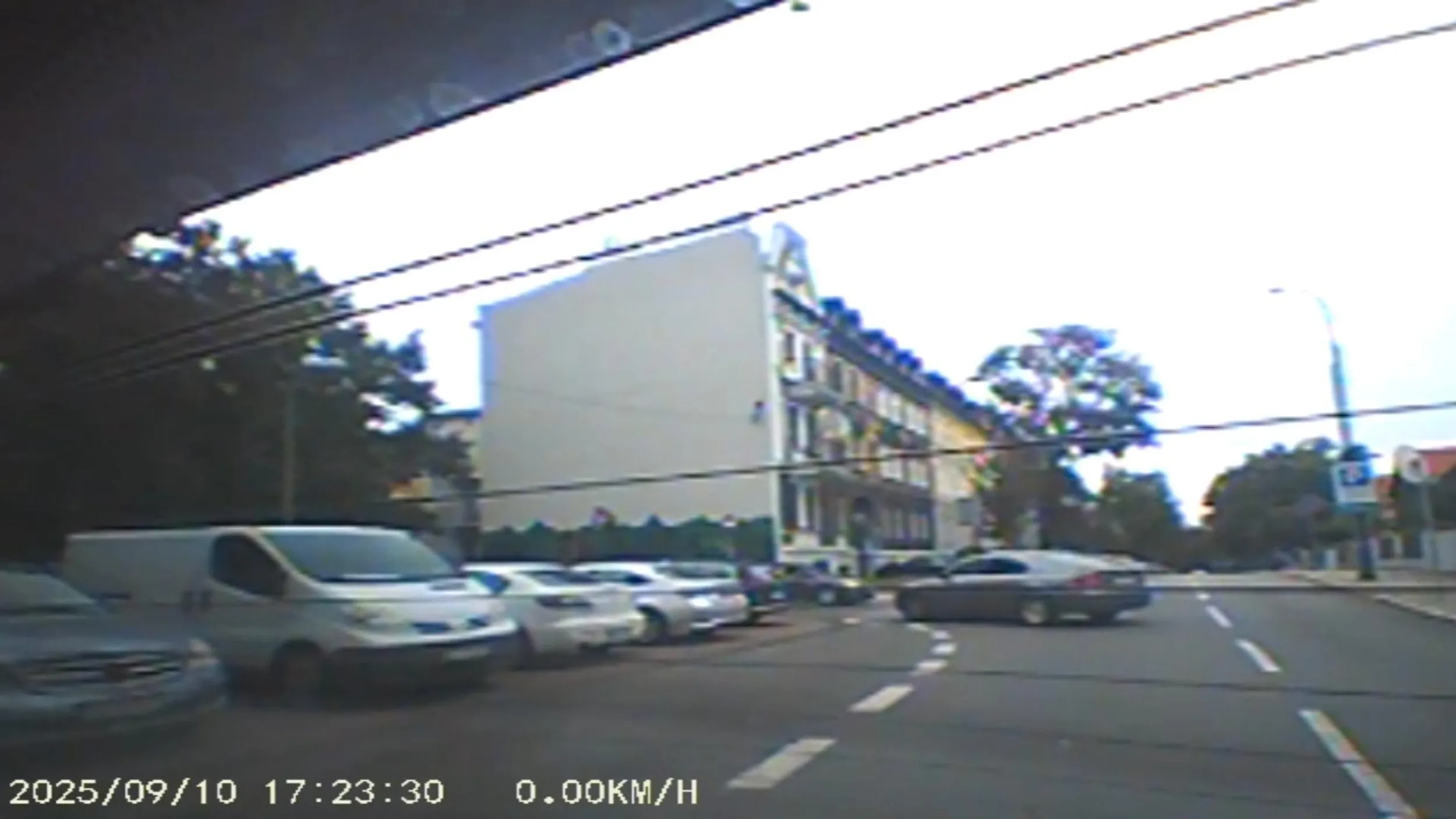 Pacjent minąwszy znak Zakaz skrętu w lewo B-21, zaczął skręcać w lewo z ul. Zawiszy Czarnego w Długosza i nawet znak Zakaz wjazdu B-2 go nie zniechęcił... Ale że burak z bmw włączył kierunkowskaz? Szok! ;)