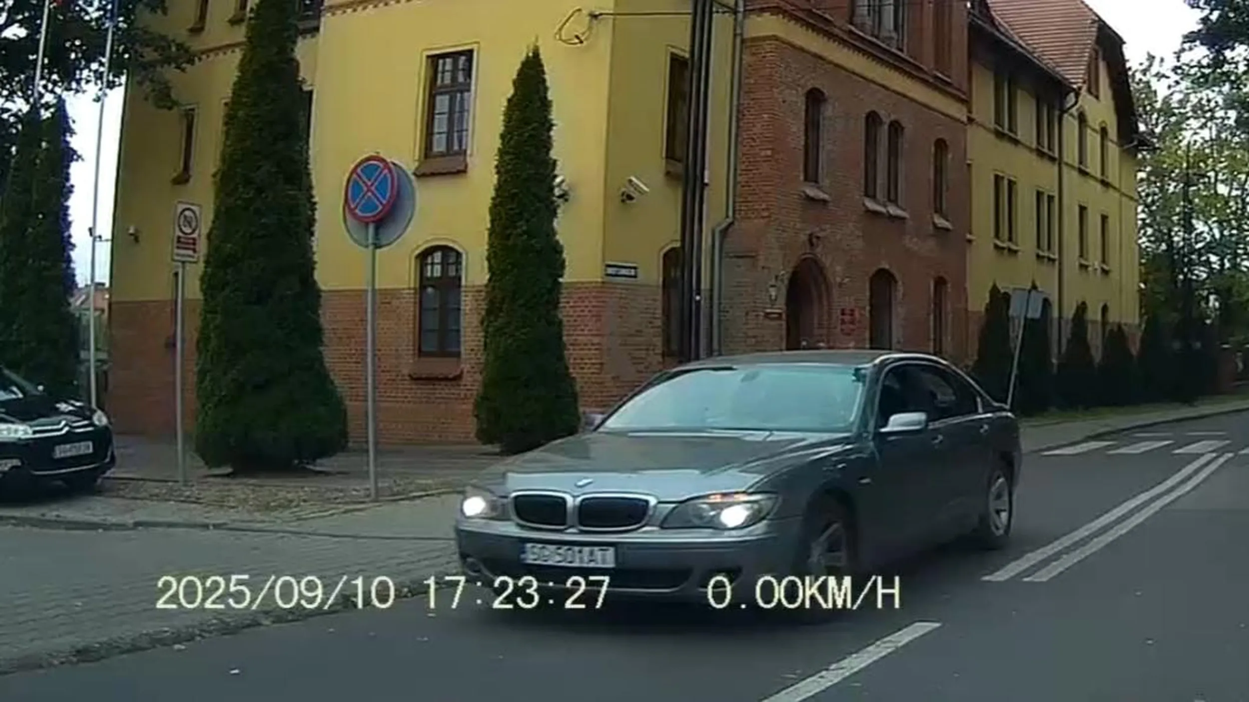 Pacjent minąwszy znak Zakaz skrętu w lewo B-21, zaczął skręcać w lewo z ul. Zawiszy Czarnego w Długosza i nawet znak Zakaz wjazdu B-2 go nie zniechęcił... Ale że burak z bmw włączył kierunkowskaz? Szok! ;)