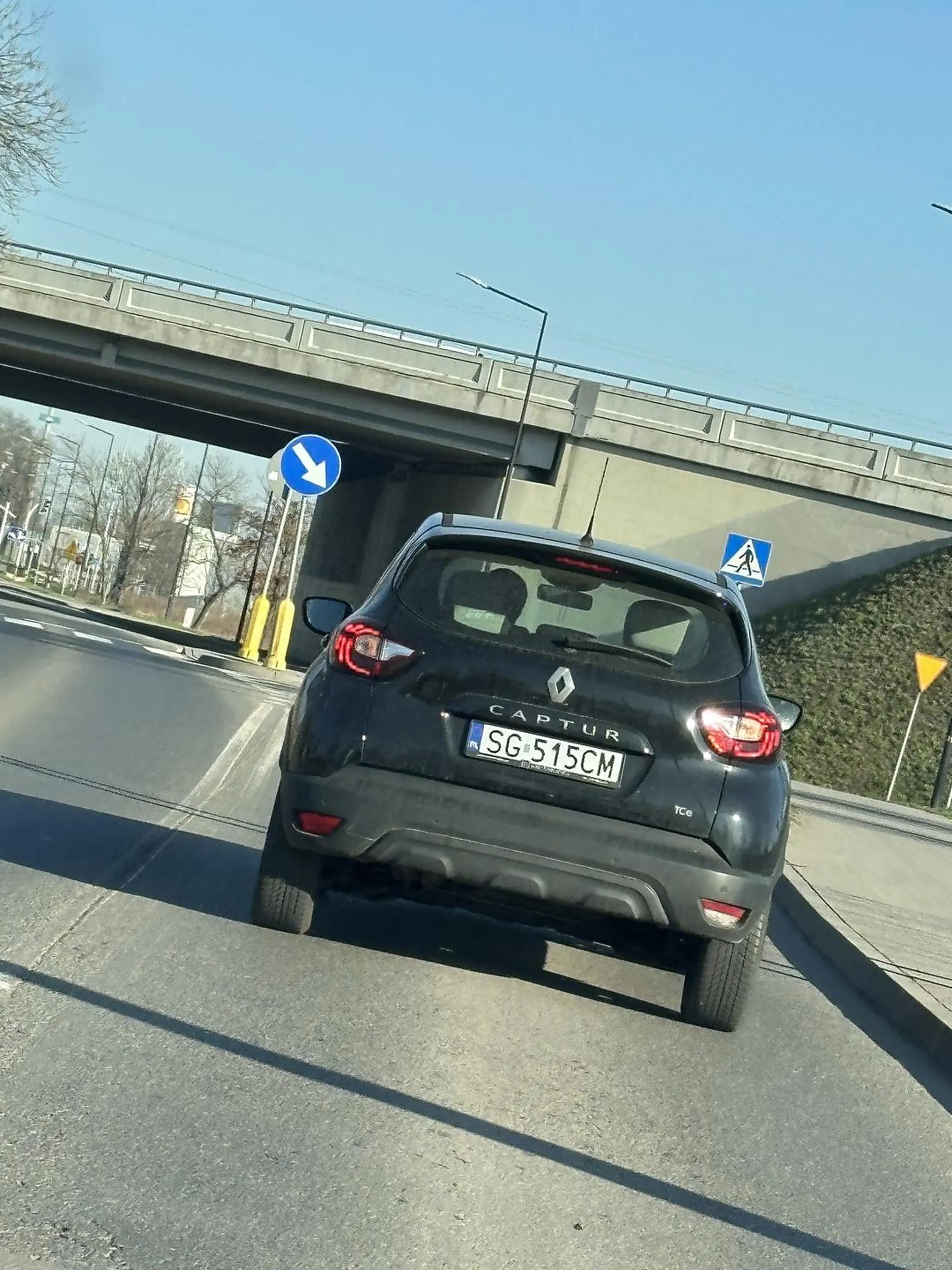 Na stopie nie wie kto ma pierwszeństwo mimo że skręcał w prawo, czekał aż ktoś z naprzeciwka skręci w jego prawo (tak na przeciwko też był STOP), później jechał 30km/h na 50
