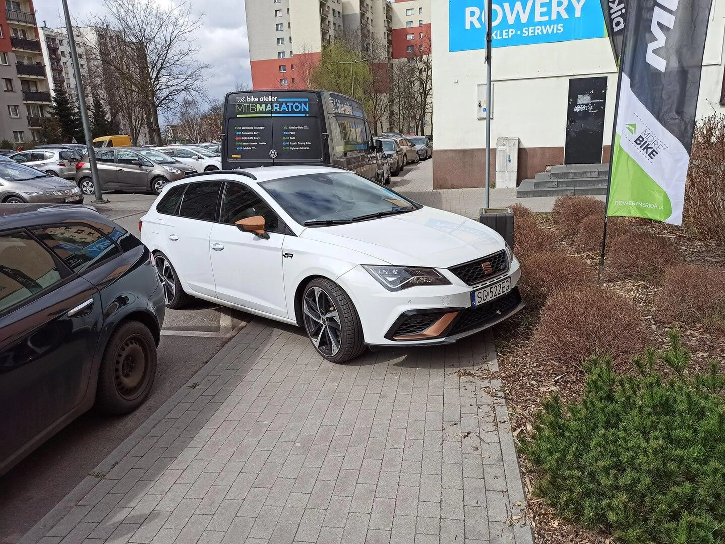 Kierowca zaparkował nie dość że na kopercie to do tego zasłaniając całe przejście chodnikiem. Nie miałem jak obcinać go wózkiem i musiałem przechodzić z dzieckiem przez policję. Po przeciwnej stronie ulicy były normalne miejsca do parkowania. Nie pozdrawiam.