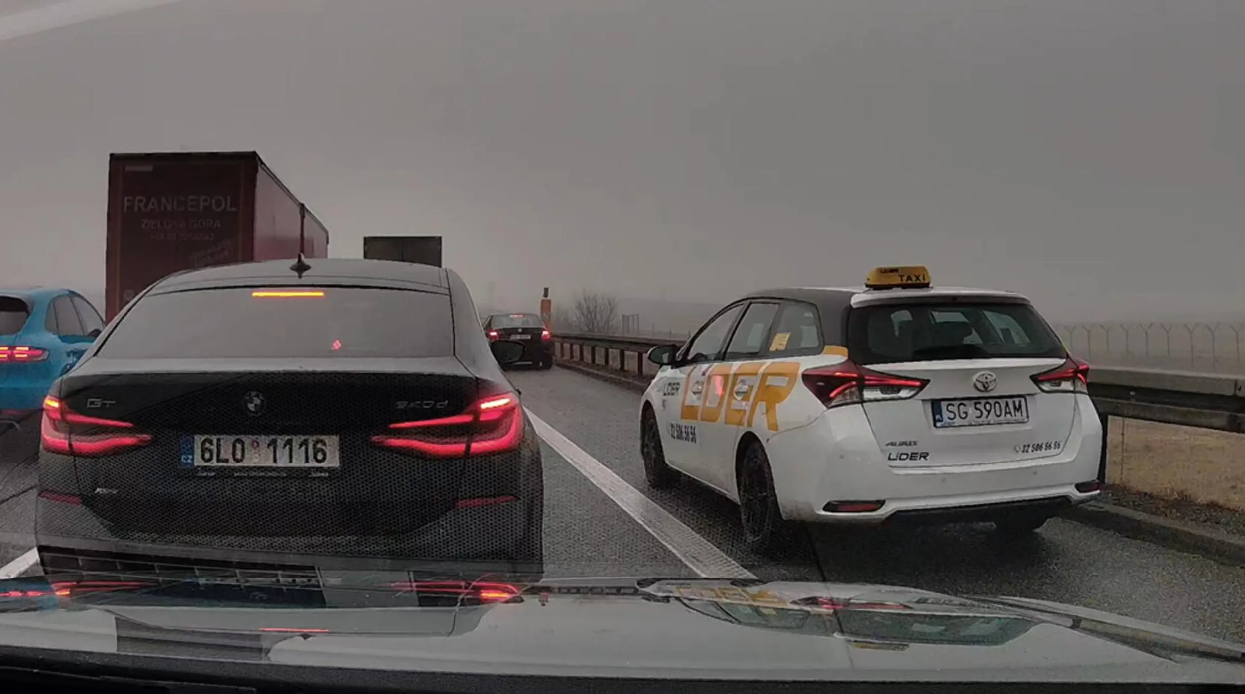 zlotówa omija korek na autostradzie poboczem