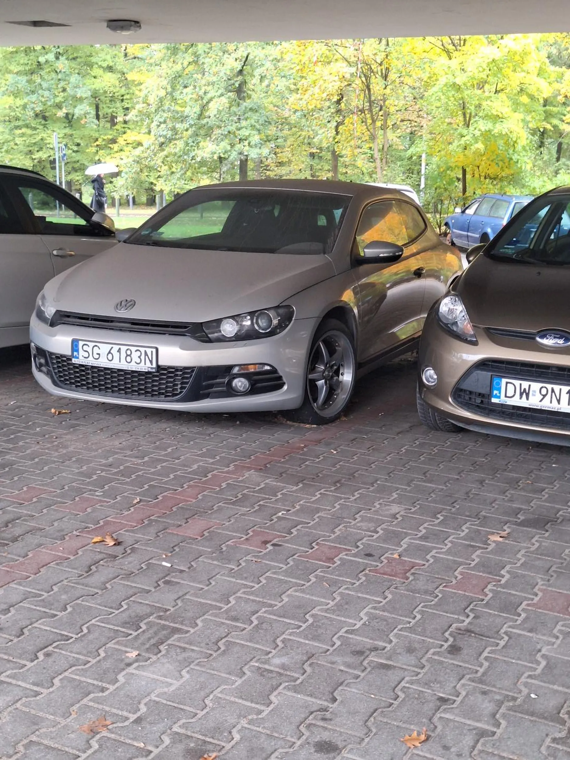 Samochód od ponad pół roku stoi we Wrocławiu w jednym miejscu