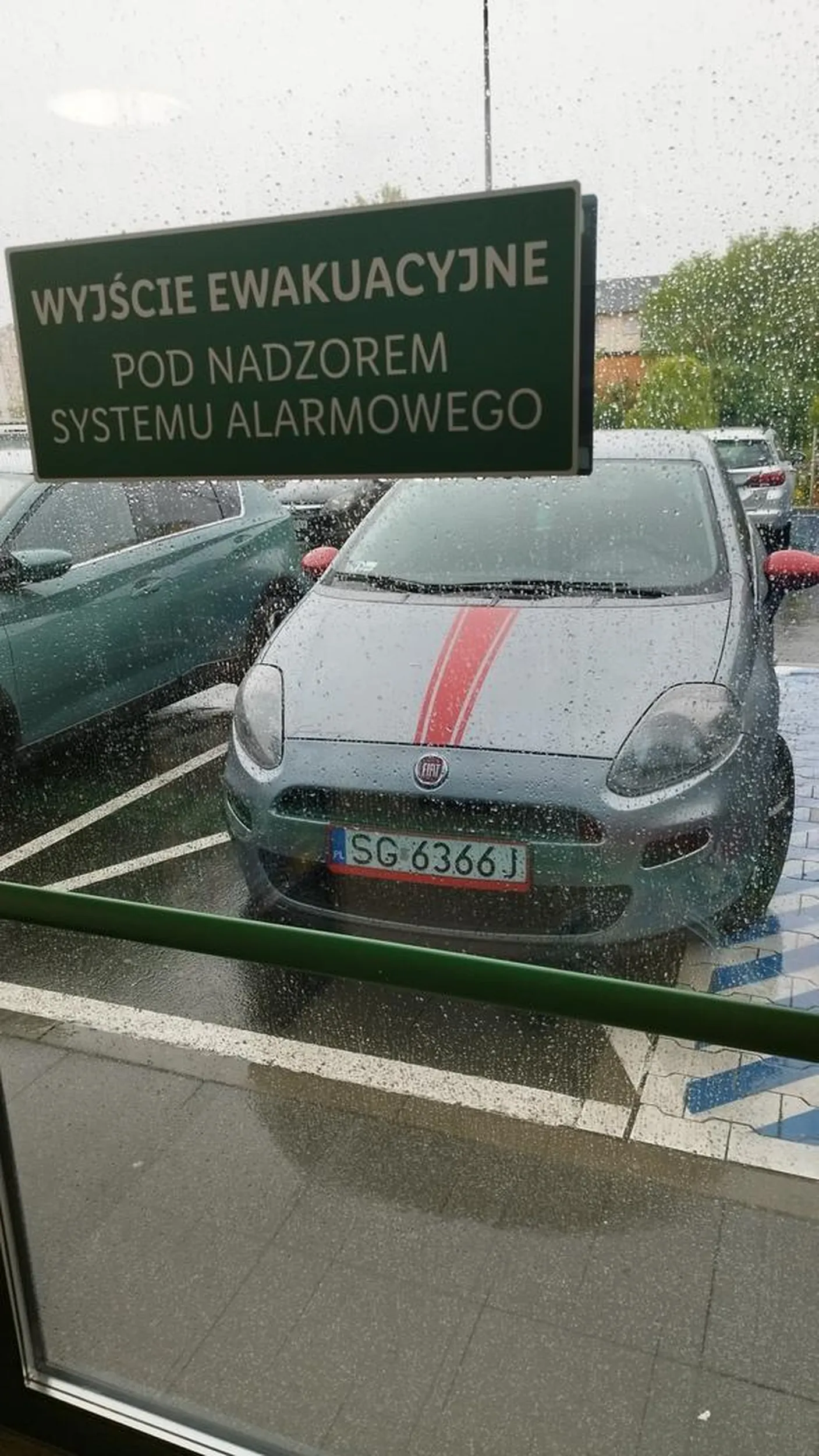 Menda parkuje na kopercie, blokując wyjście ewakuacyjne.