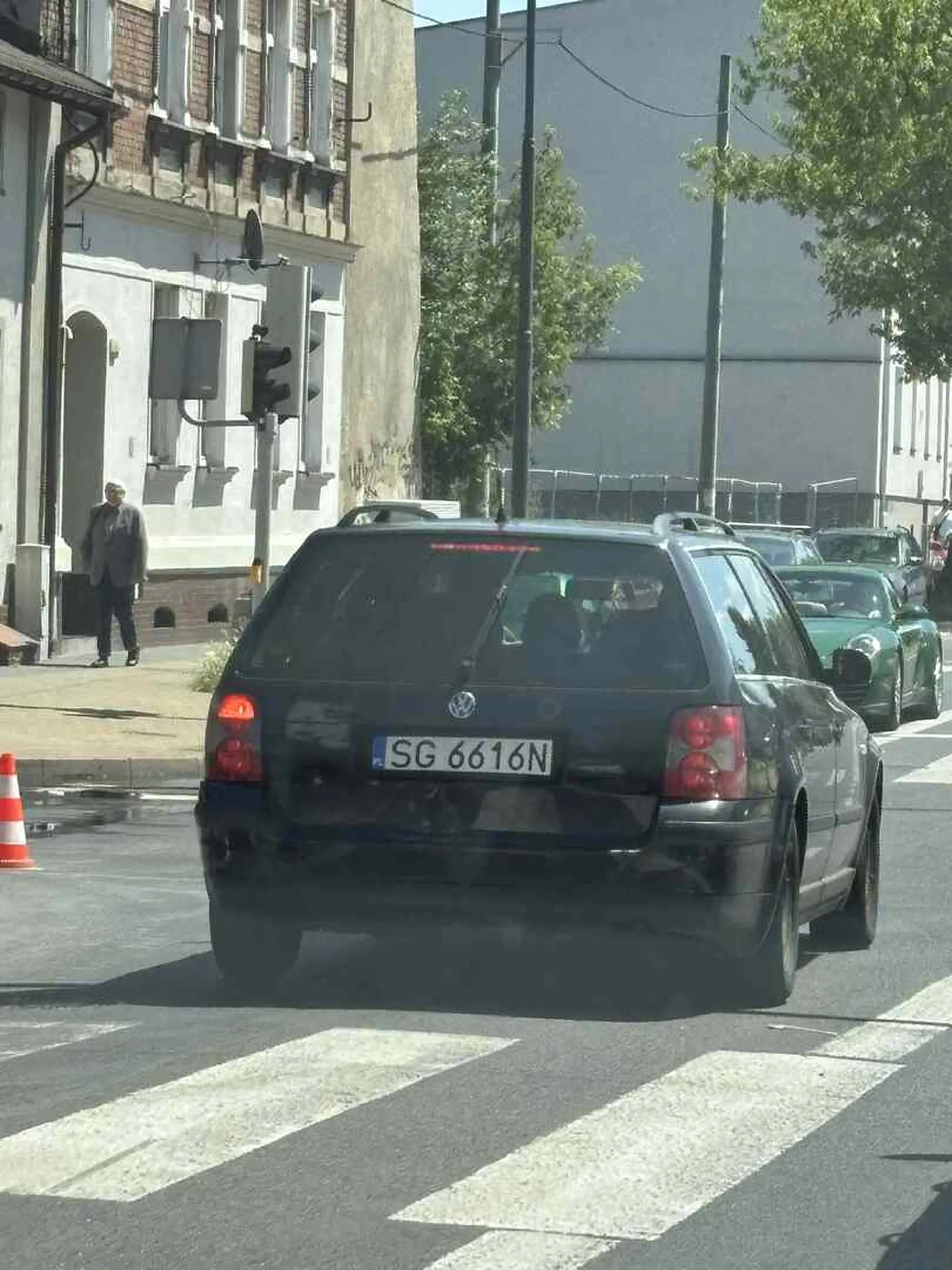 Kierowca z zerową wyobraźnią, przeciwny pas zamknięty ale się ciśnie środkowym bo on musi skręcić mimo że czerwone światło. Kierowca chyba pempkiem świata jest