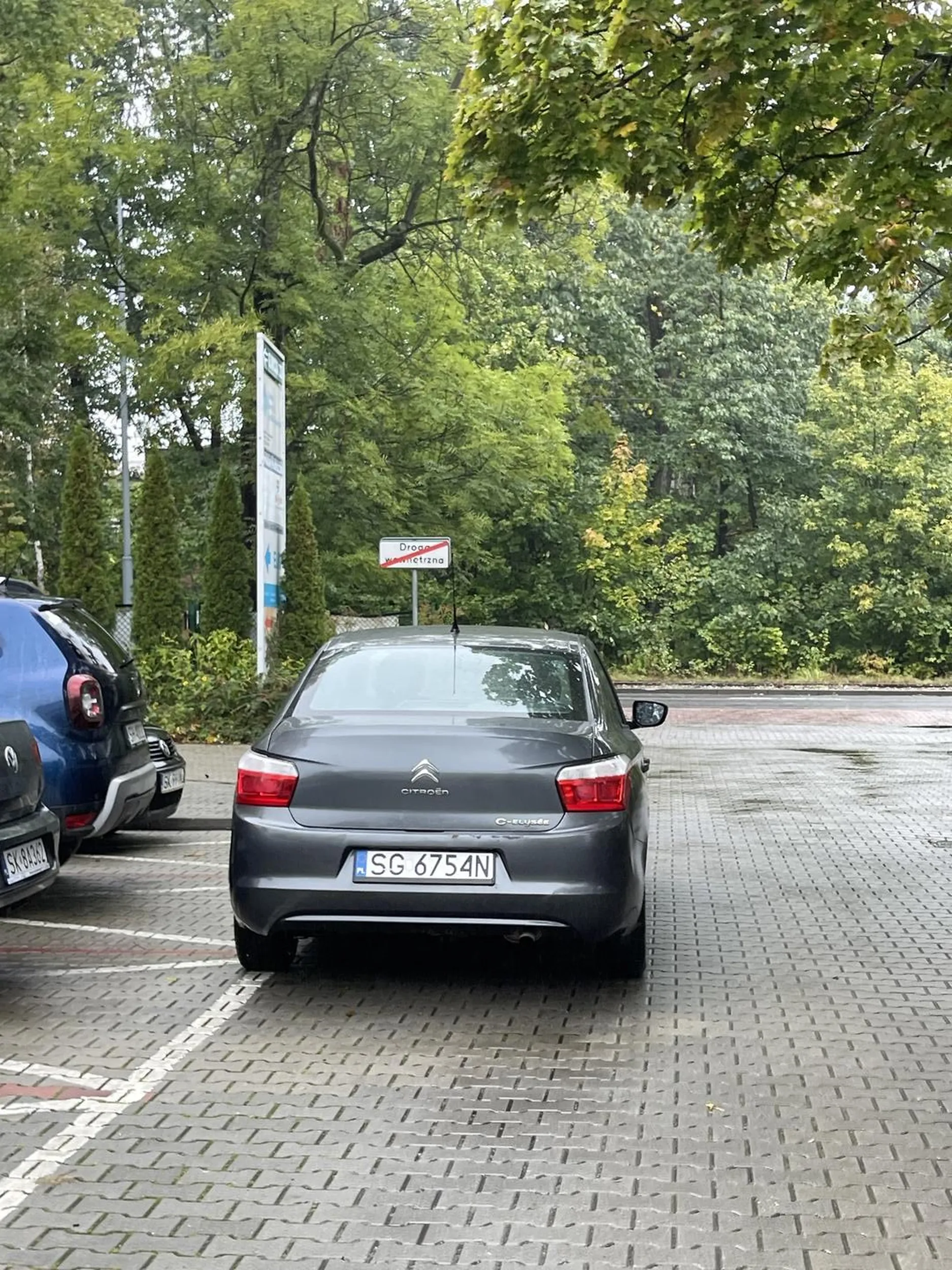 postój w tym miejscu chyba nie jest mądrą decyzją? Blokuje wjazd